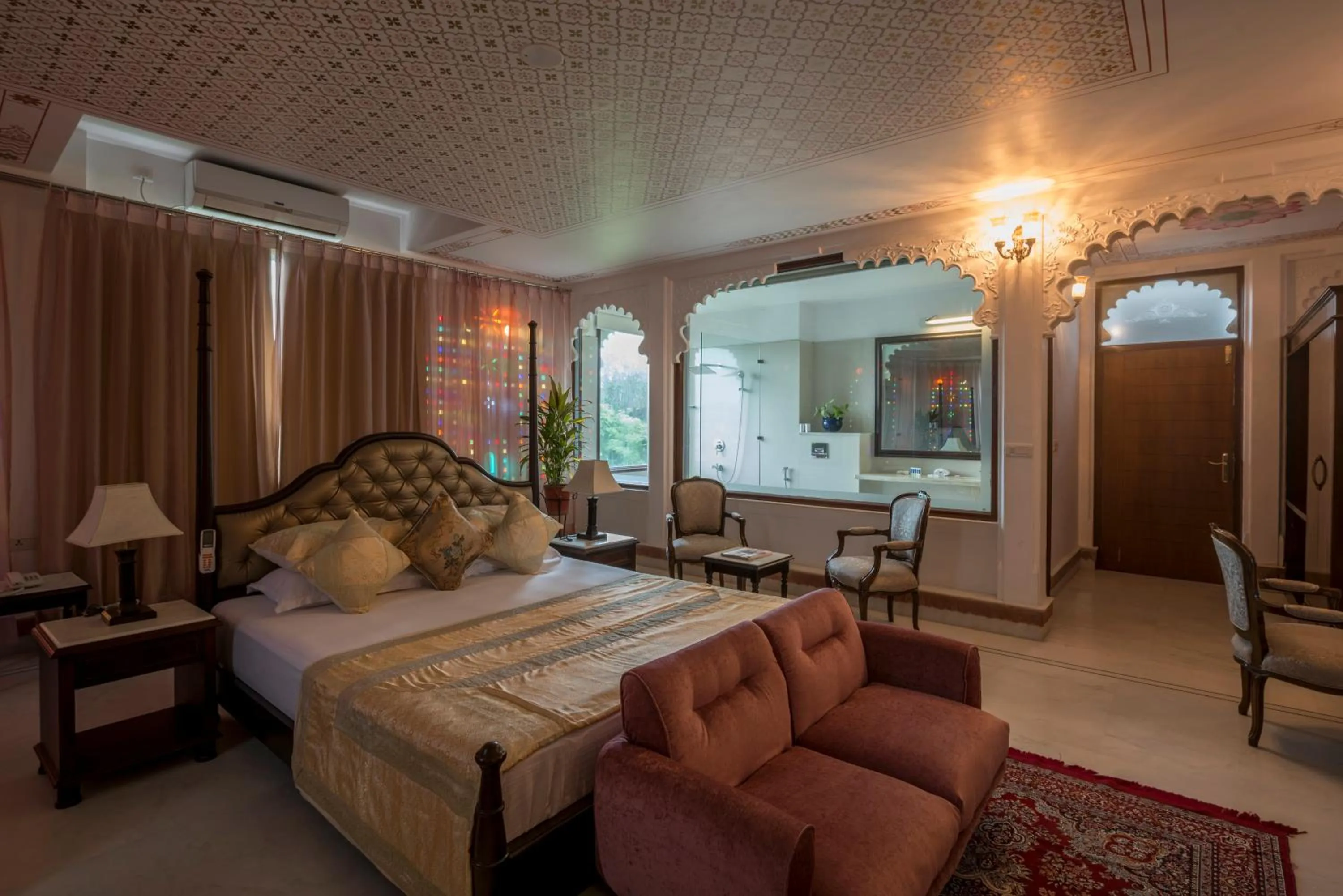 Living room, Bed in Hotel Raj Kuber