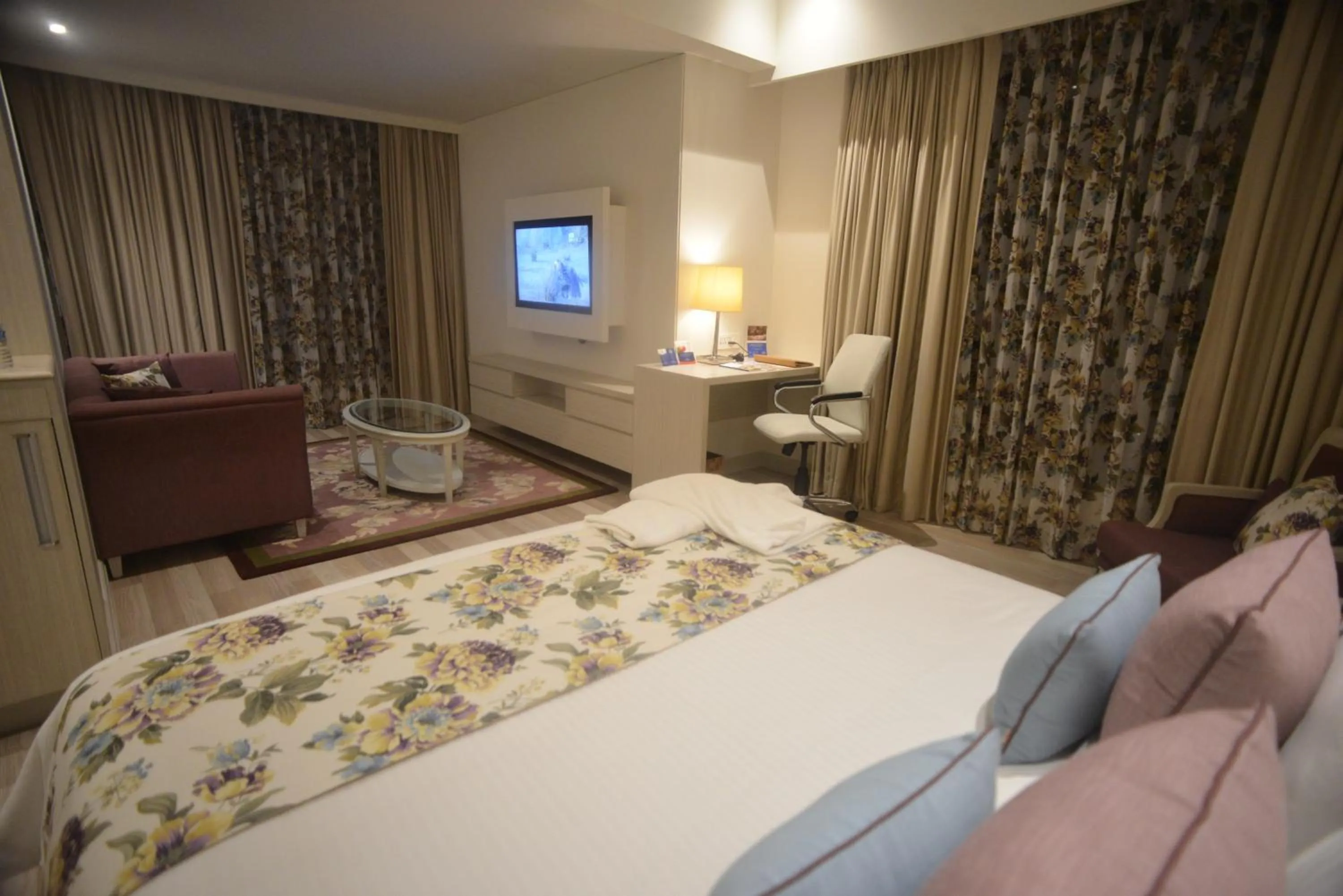 Bedroom, Bed in Efcee Sarovar Premiere Bhavnagar