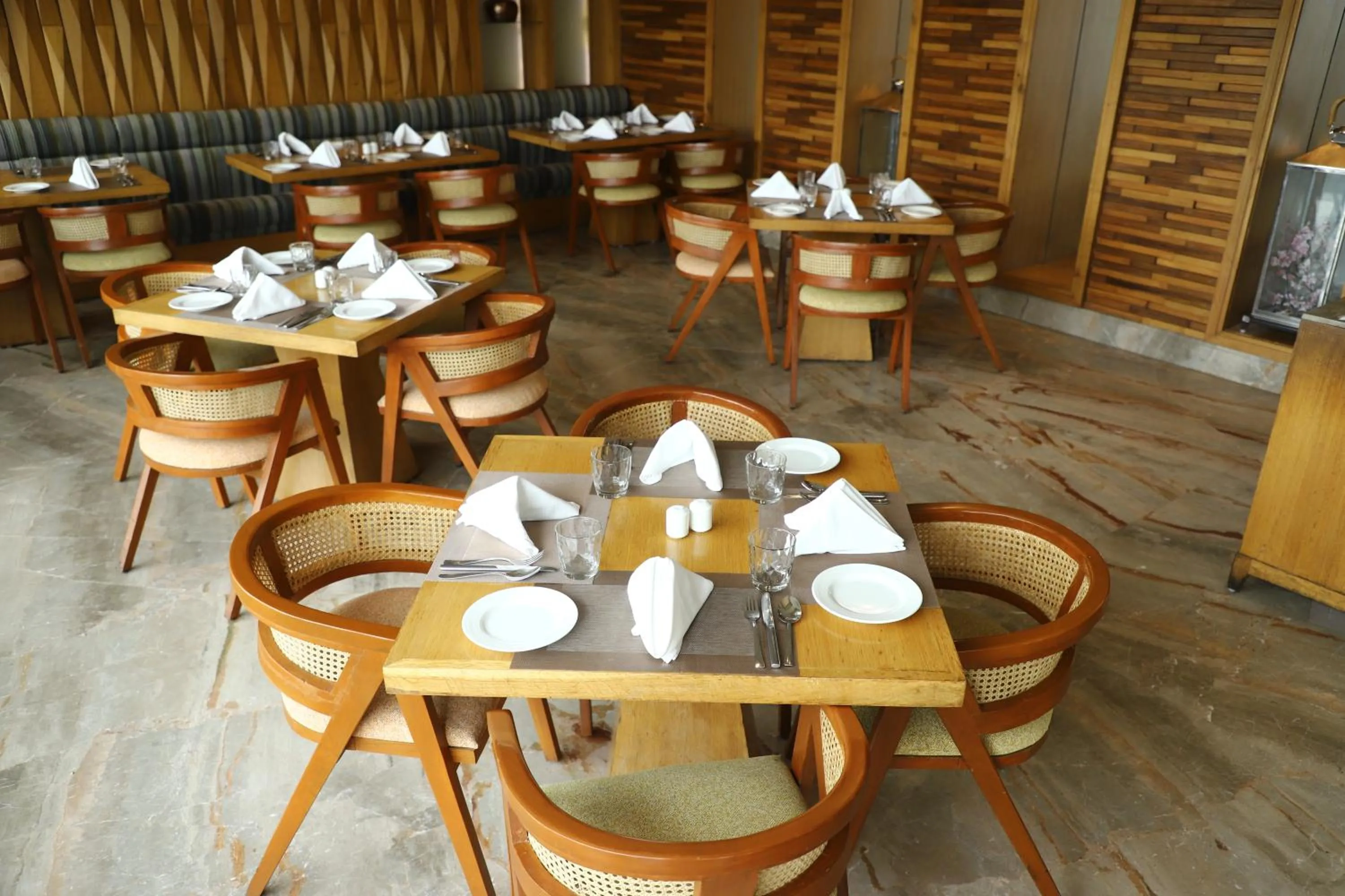 Restaurant/places to eat in Efcee Sarovar Premiere Bhavnagar