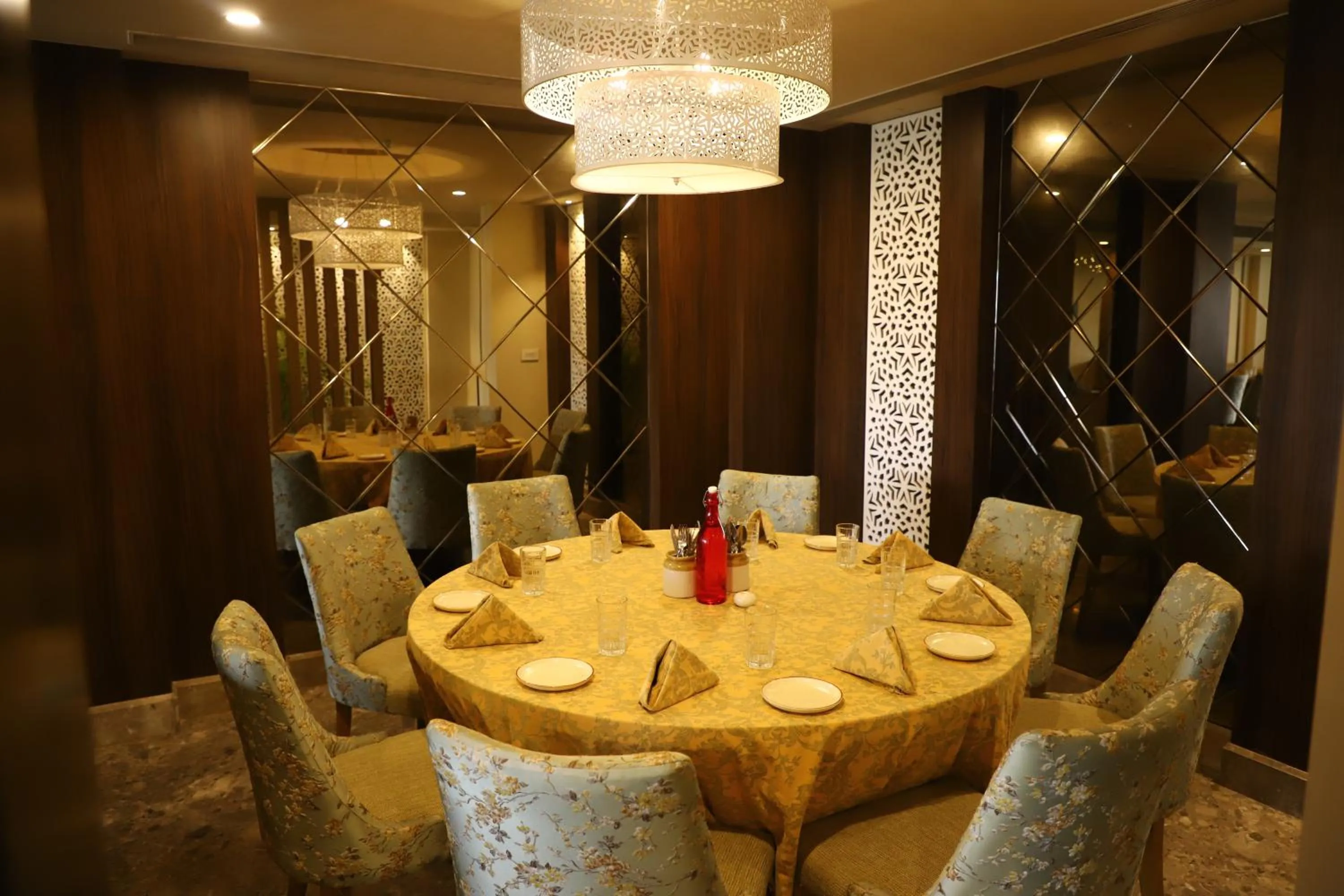 Restaurant/places to eat in Efcee Sarovar Premiere Bhavnagar