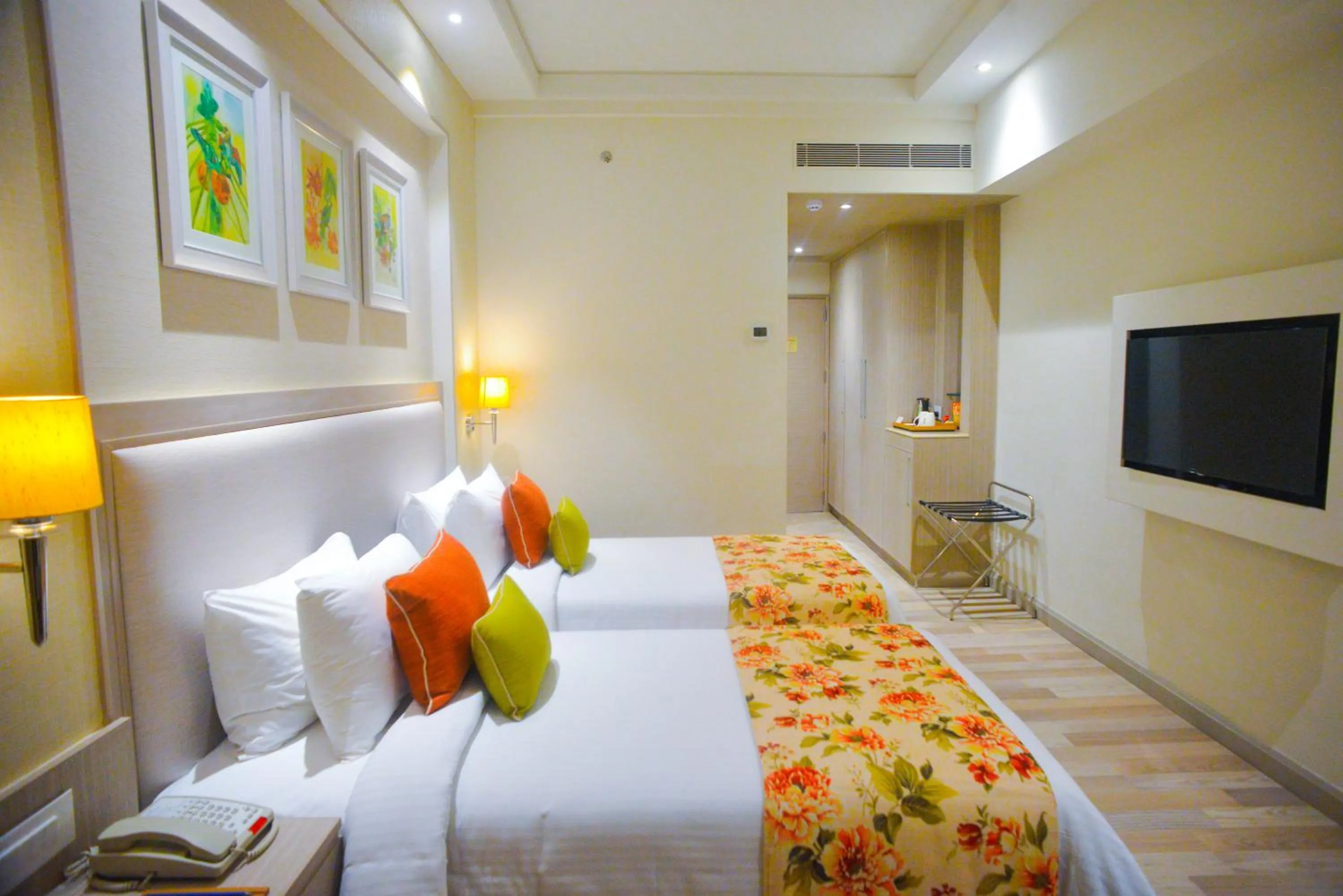 Bedroom, Bed in Efcee Sarovar Premiere Bhavnagar