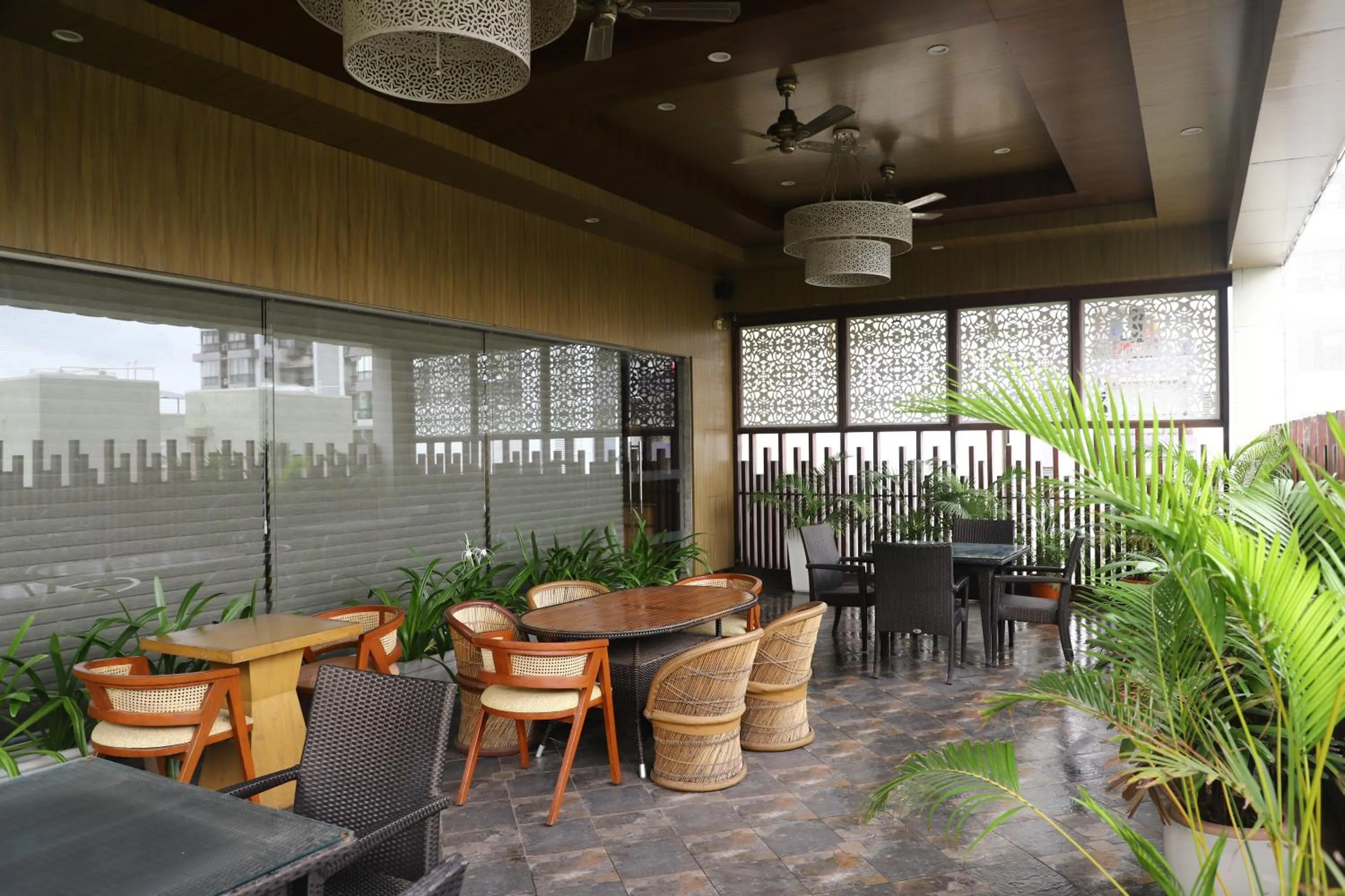 Restaurant/places to eat in Efcee Sarovar Premiere Bhavnagar