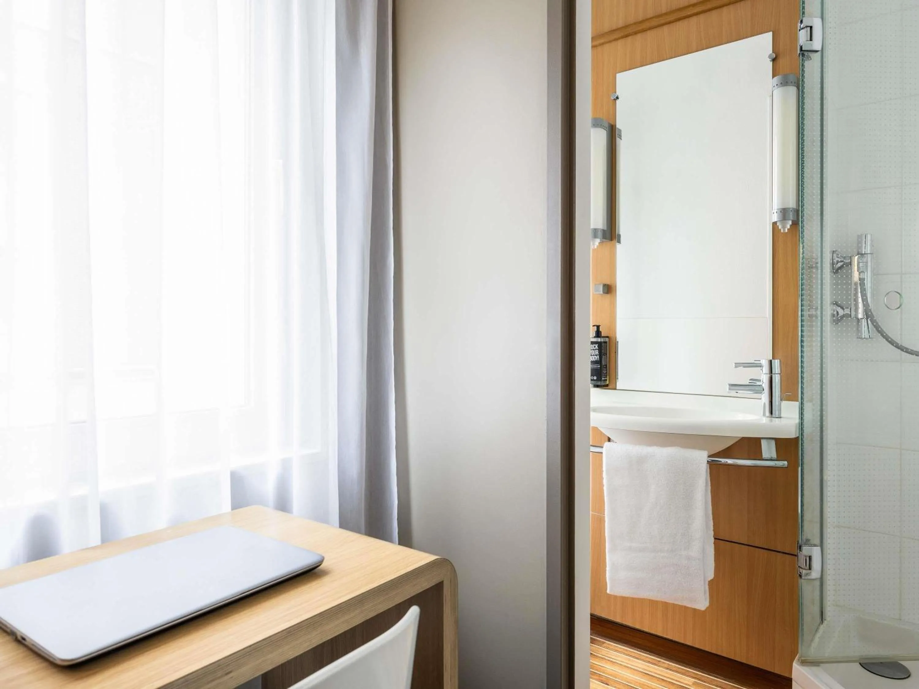 Bedroom in Ibis Brussels City Centre