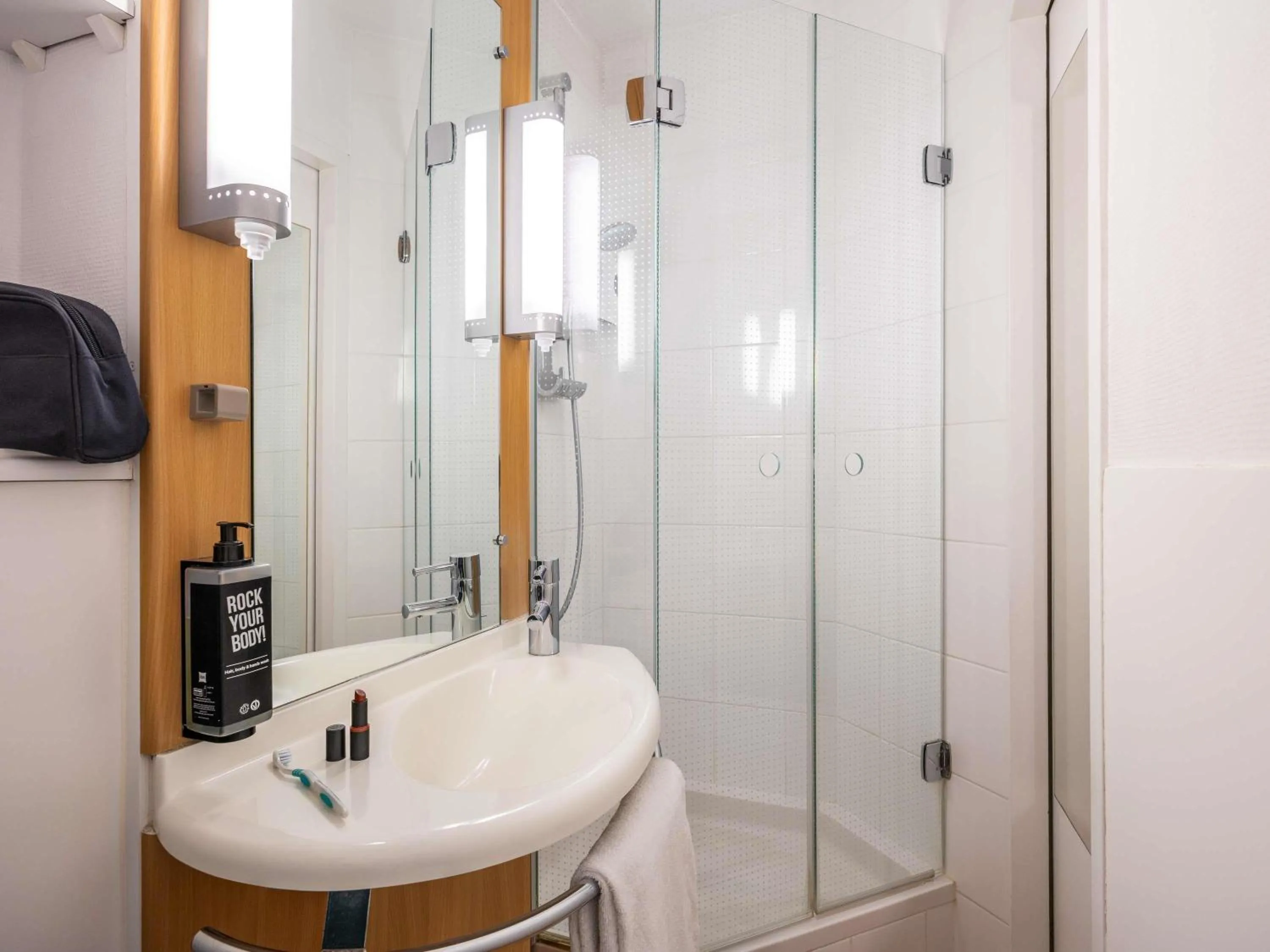 Bedroom in Ibis Brussels City Centre