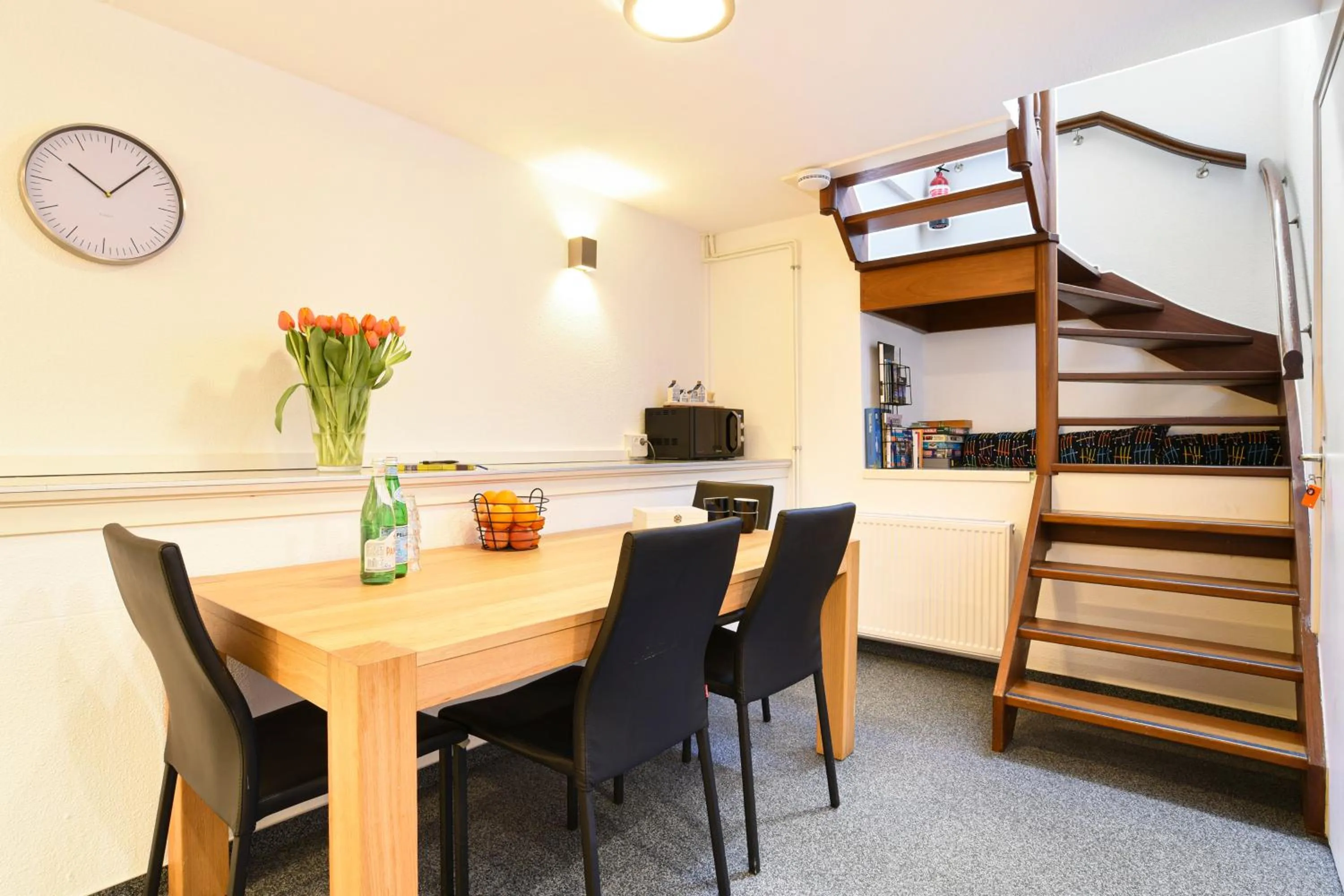 Dining area, Bed in Only Friends