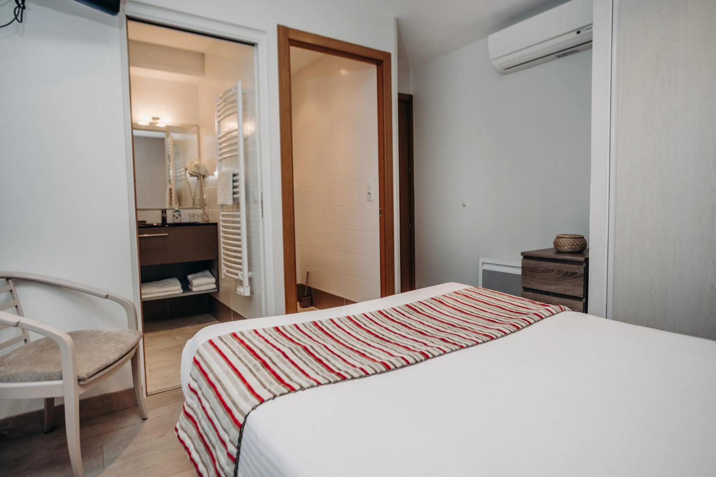 Bed in Hôtel Valencia