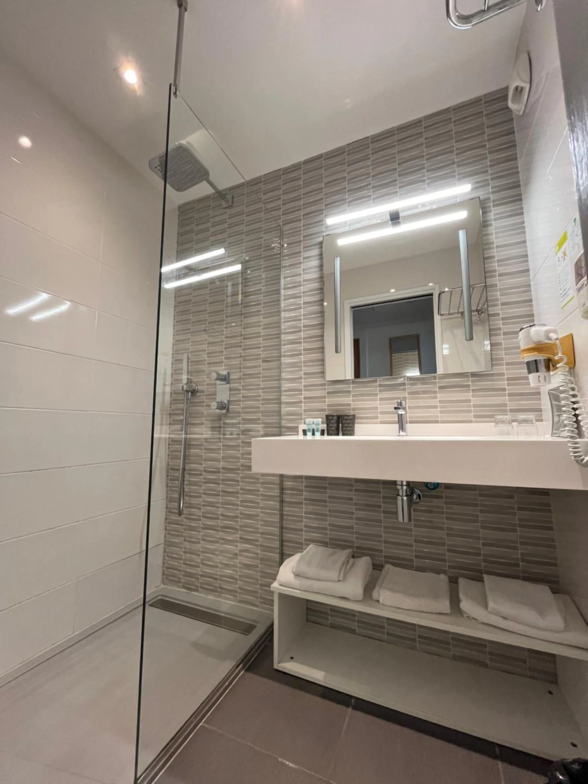 Bathroom in Hôtel Valencia