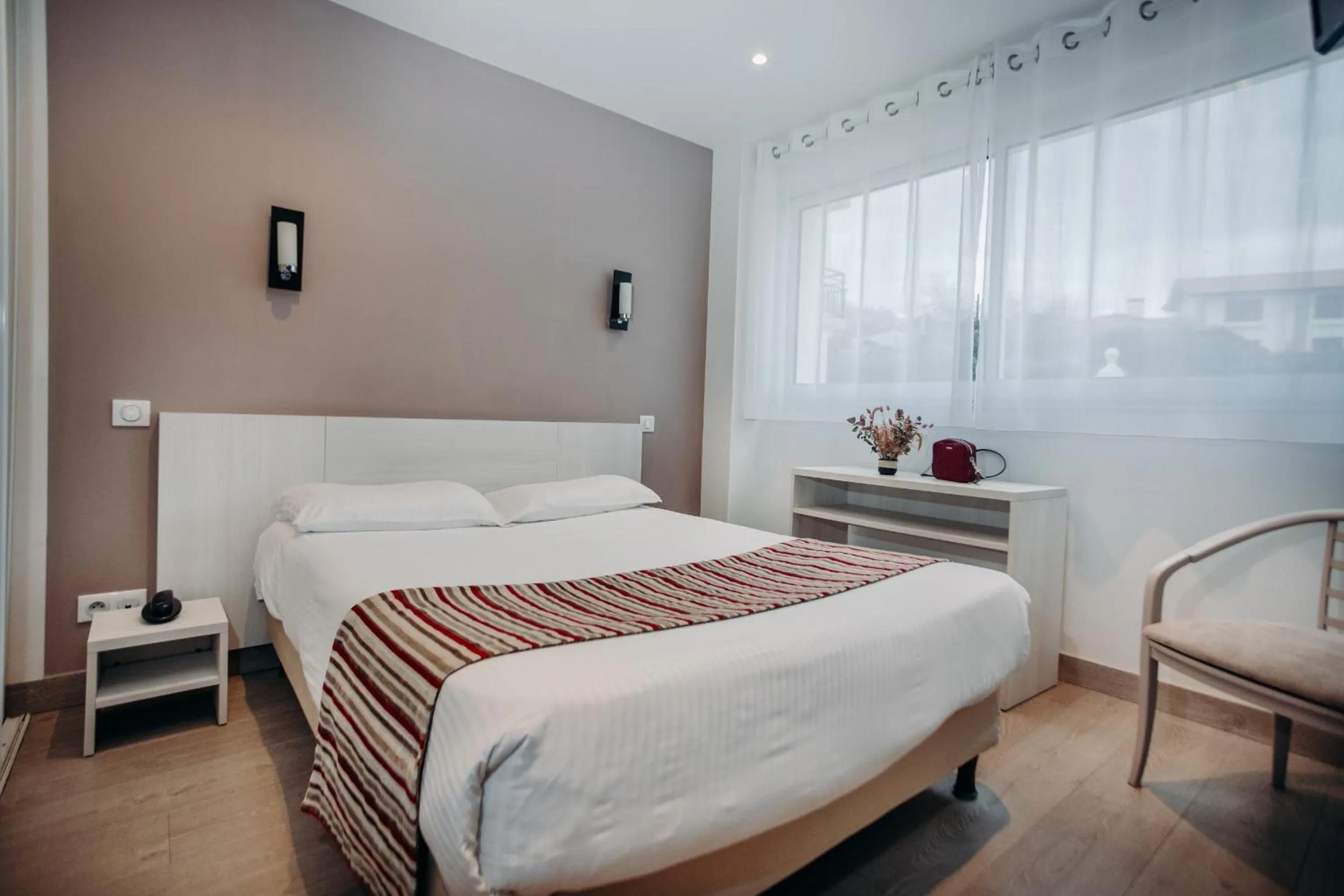 Bed in Hôtel Valencia