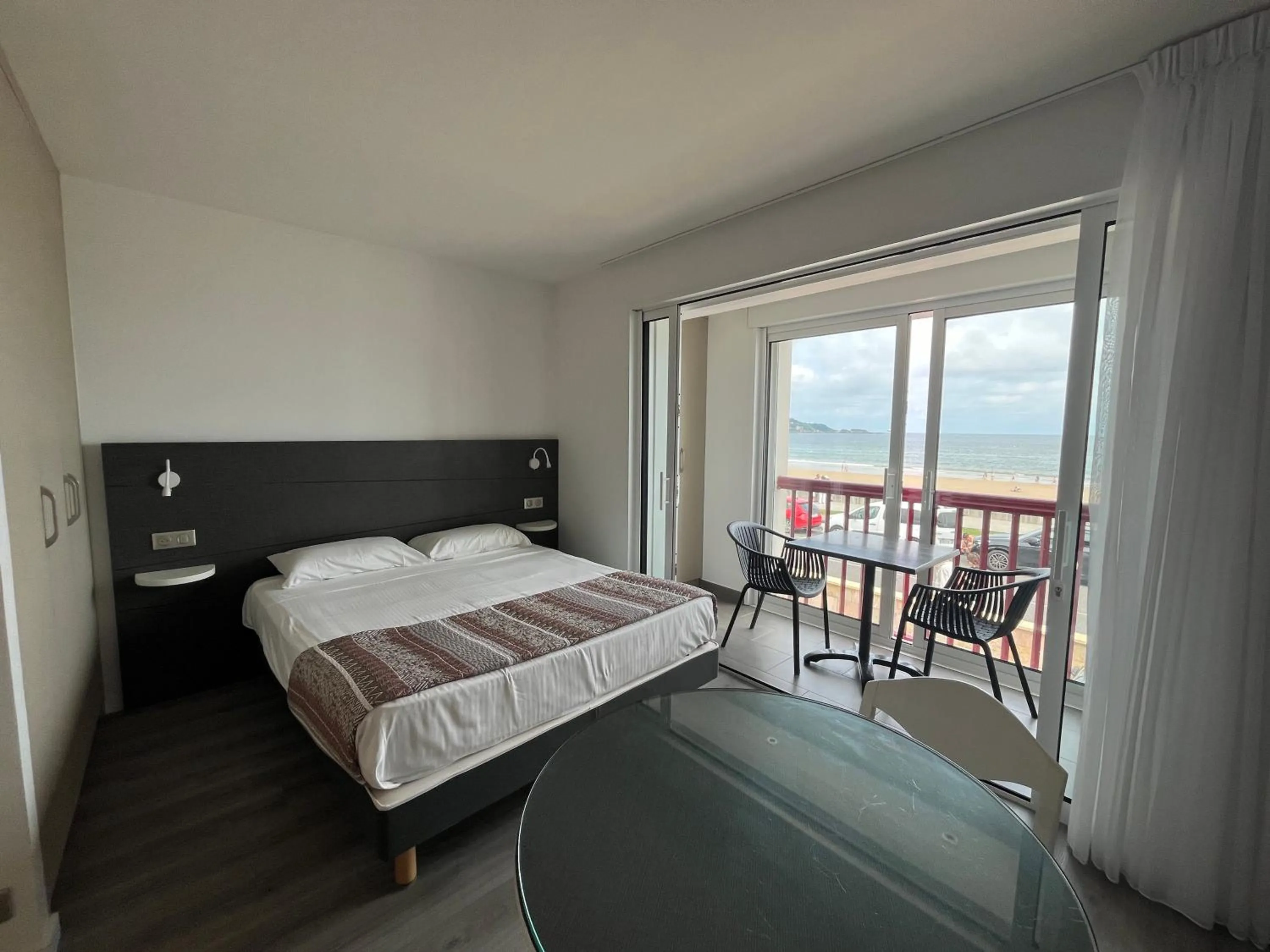 Bed in Hôtel Valencia