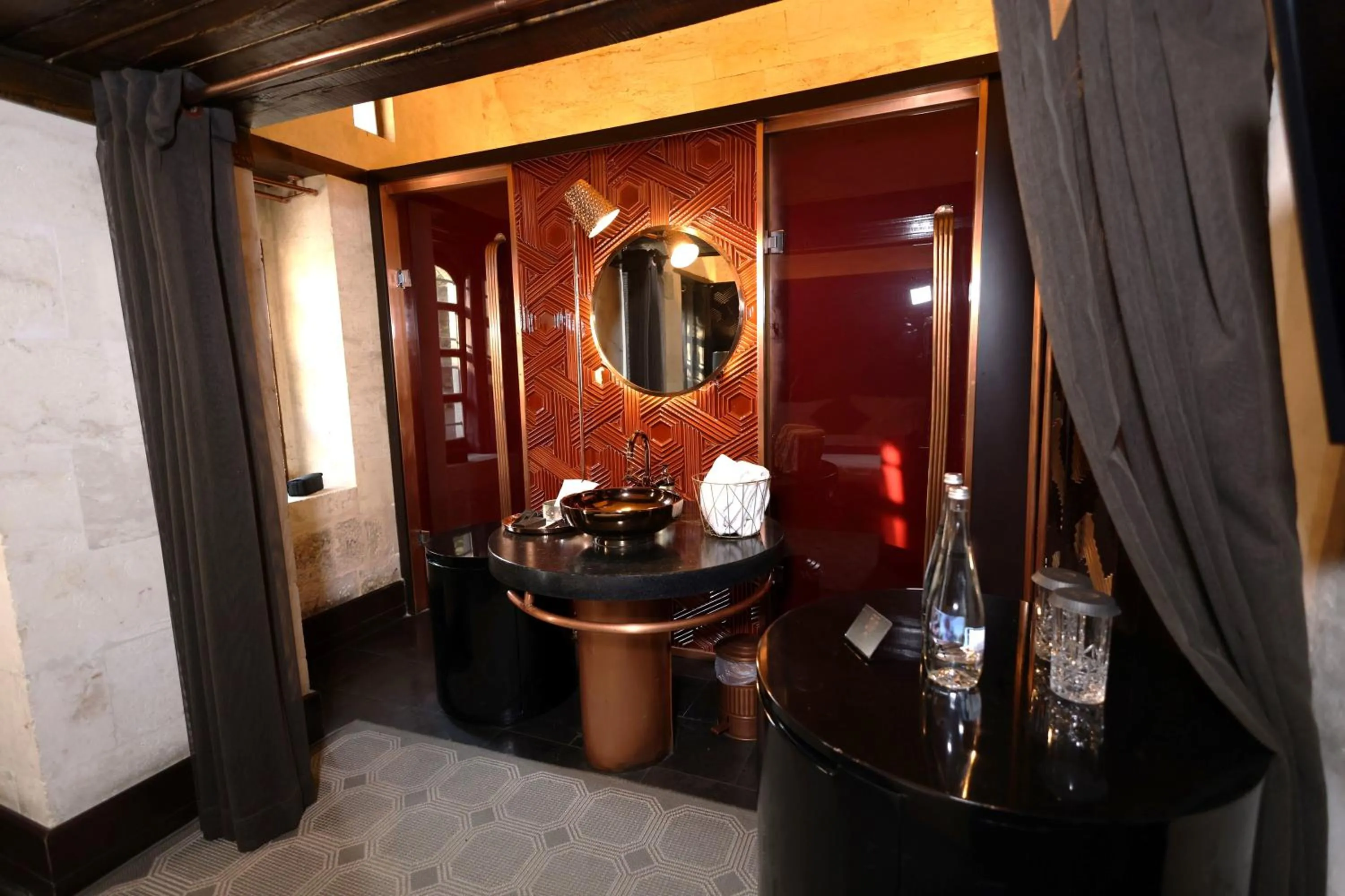 Shower in HSVHN Hotel Hışvahan