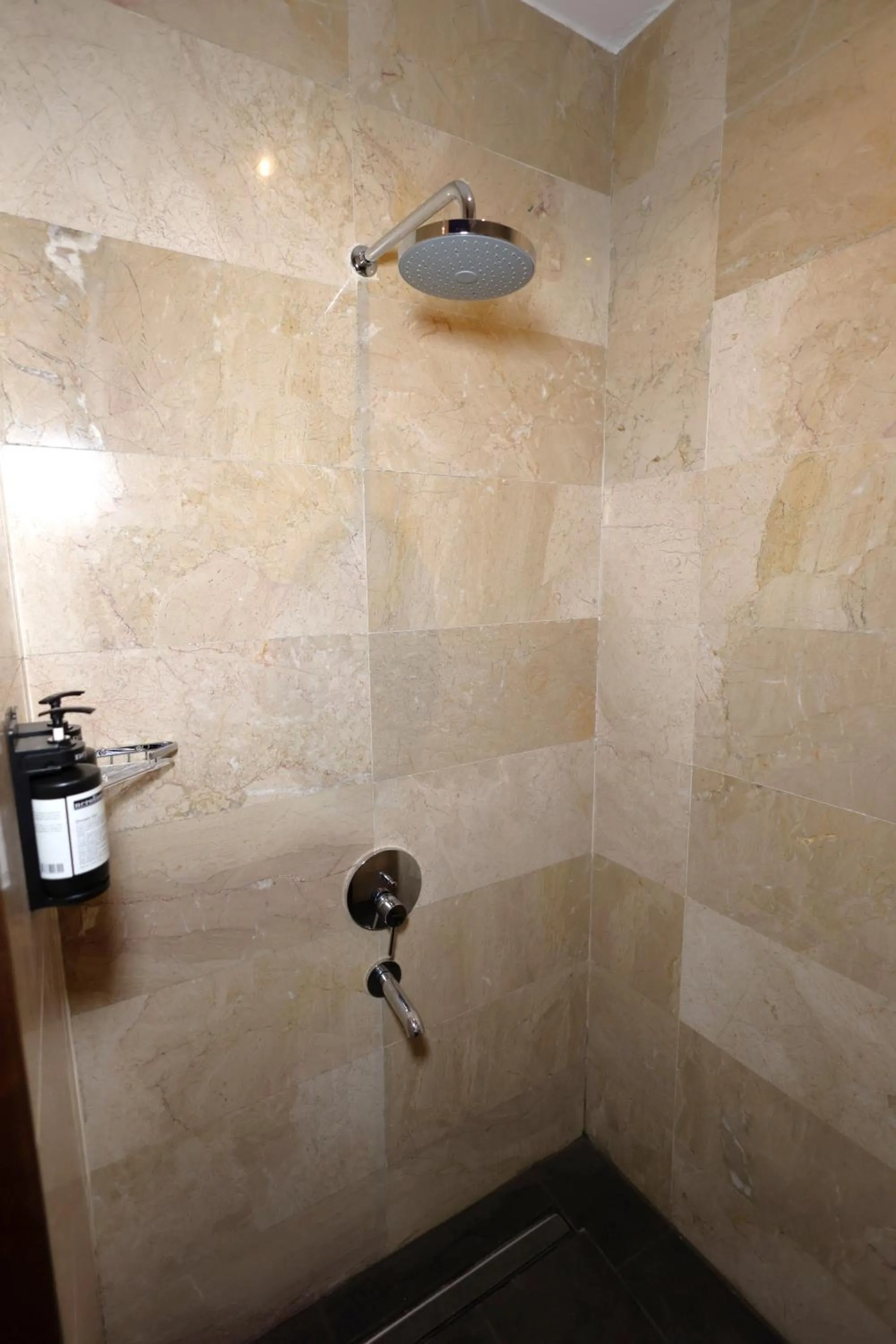 Shower in HSVHN Hotel Hışvahan