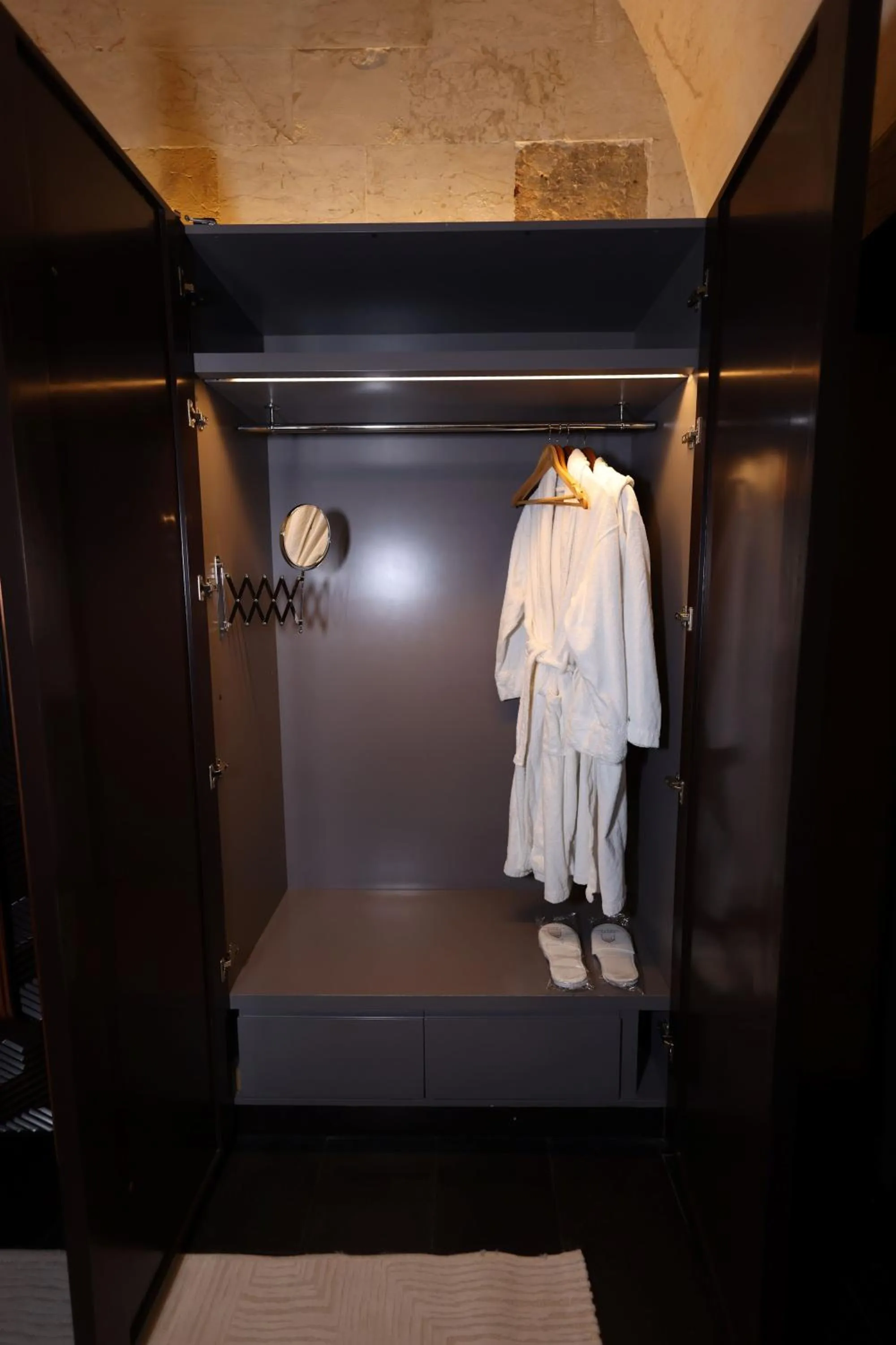 wardrobe in HSVHN Hotel Hışvahan