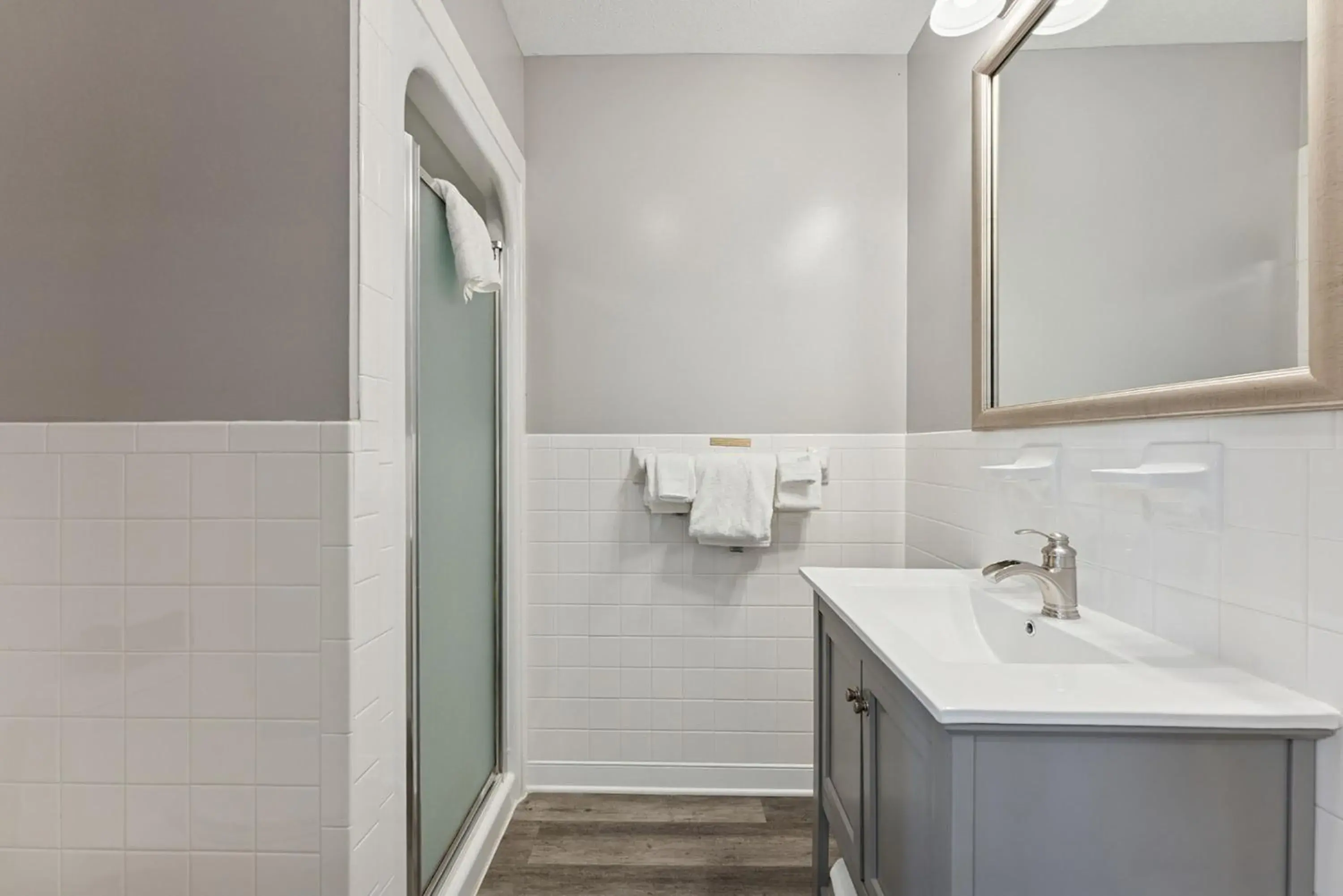 Queen Room in Airlie Queen Room in Airlie