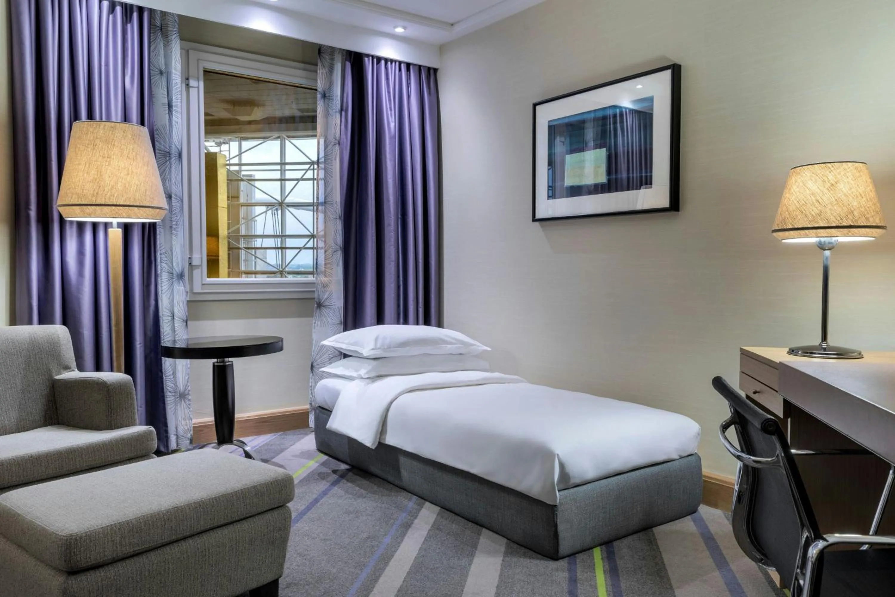 Photo of the whole room, Bed in Sheraton Brussels Airport Hotel