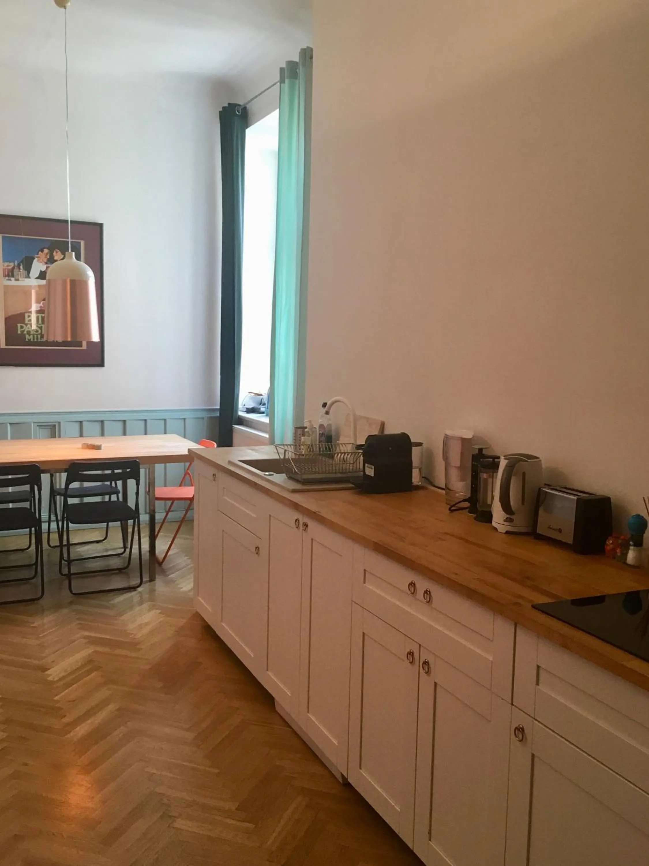 Communal kitchen in 4th Floor Bed and Breakfast