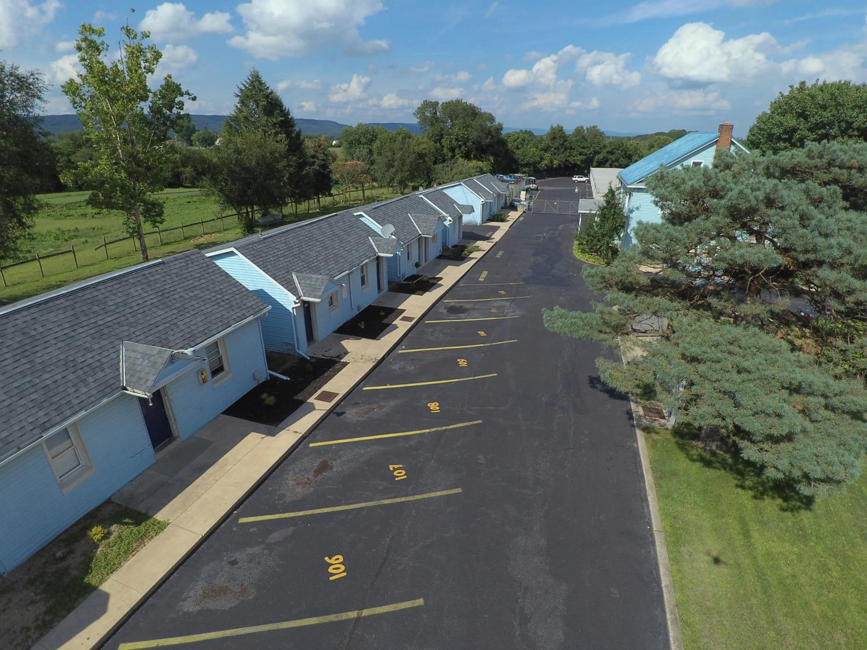 Property building in Cottage Inn - Grantville