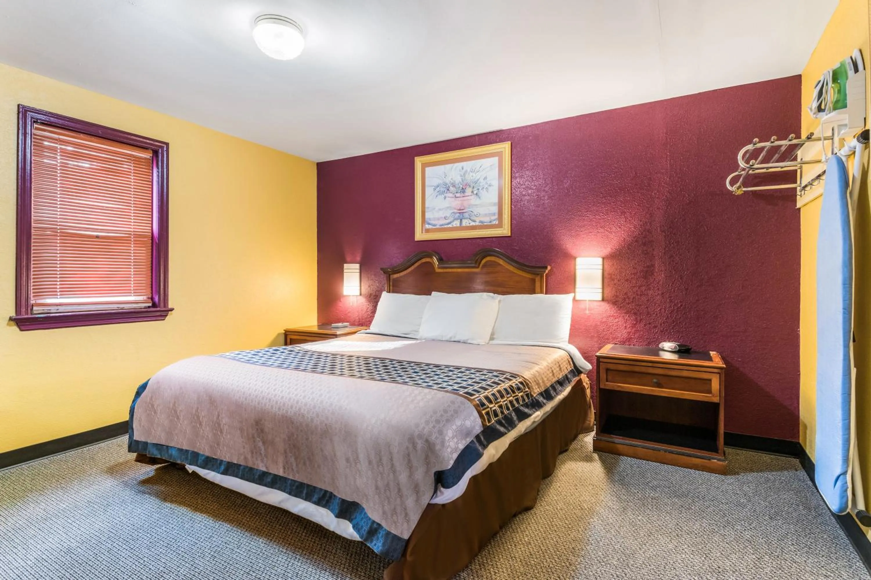 Bed in Cottage Inn - Grantville