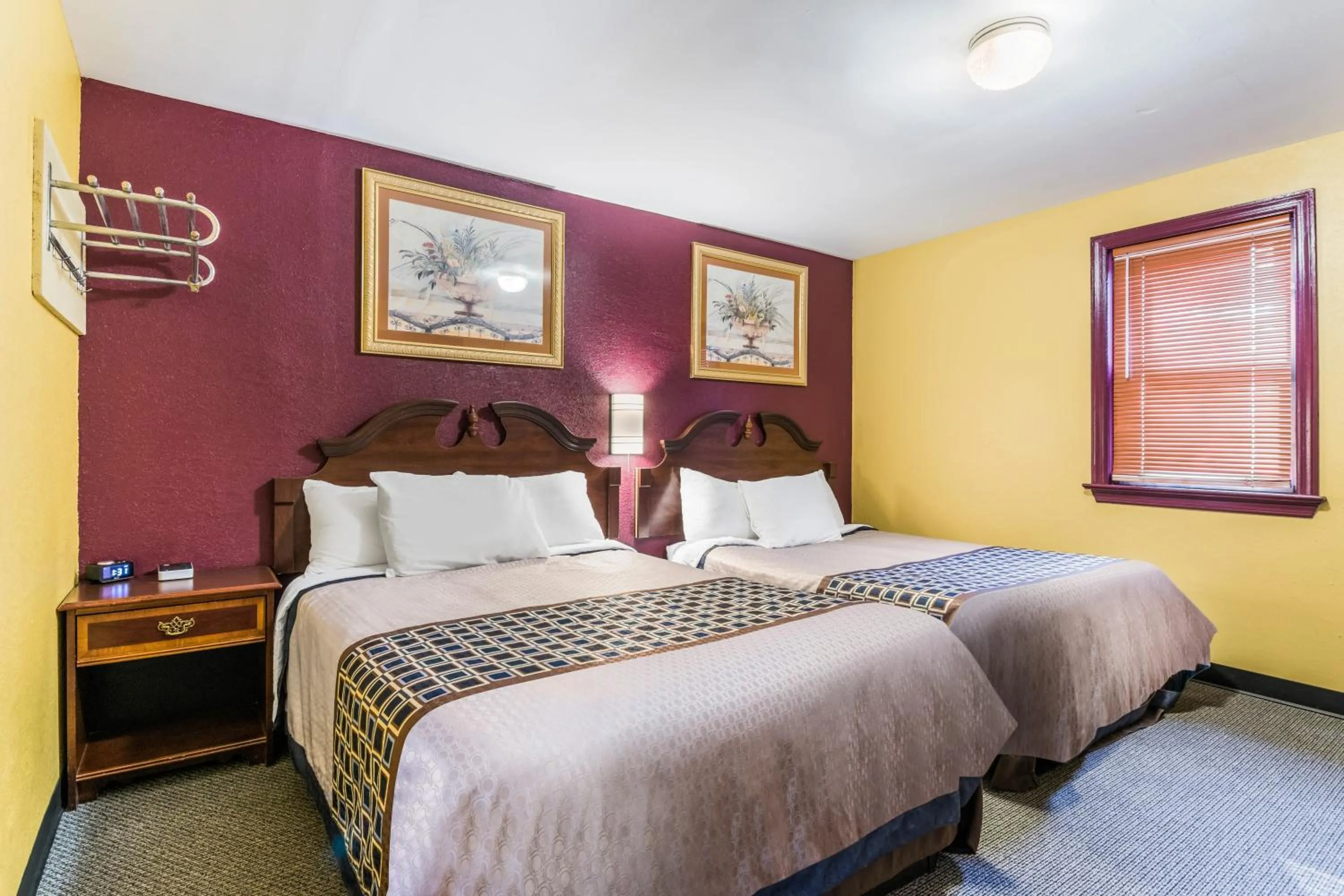 Bed in Cottage Inn - Grantville