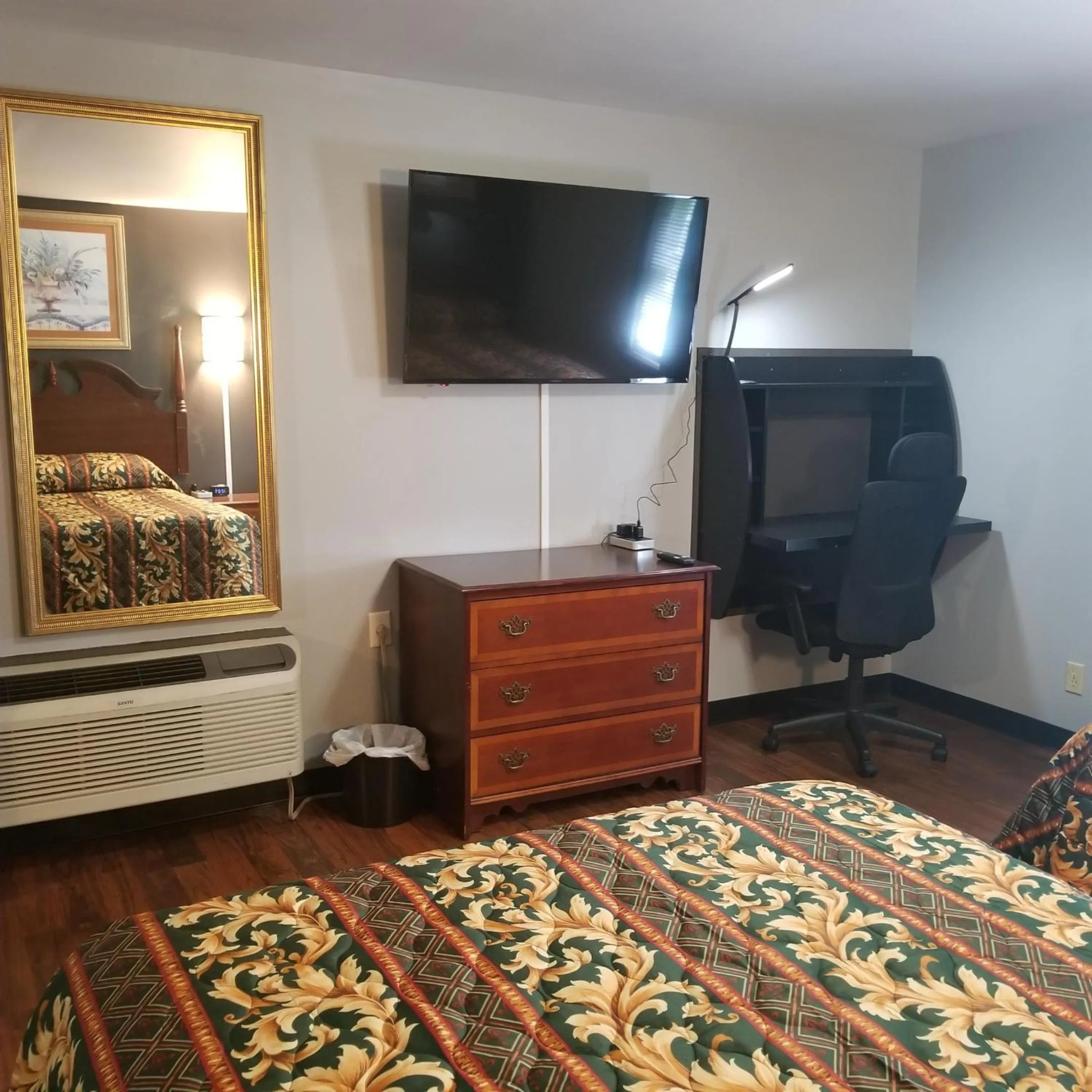 Bed in Cottage Inn - Grantville