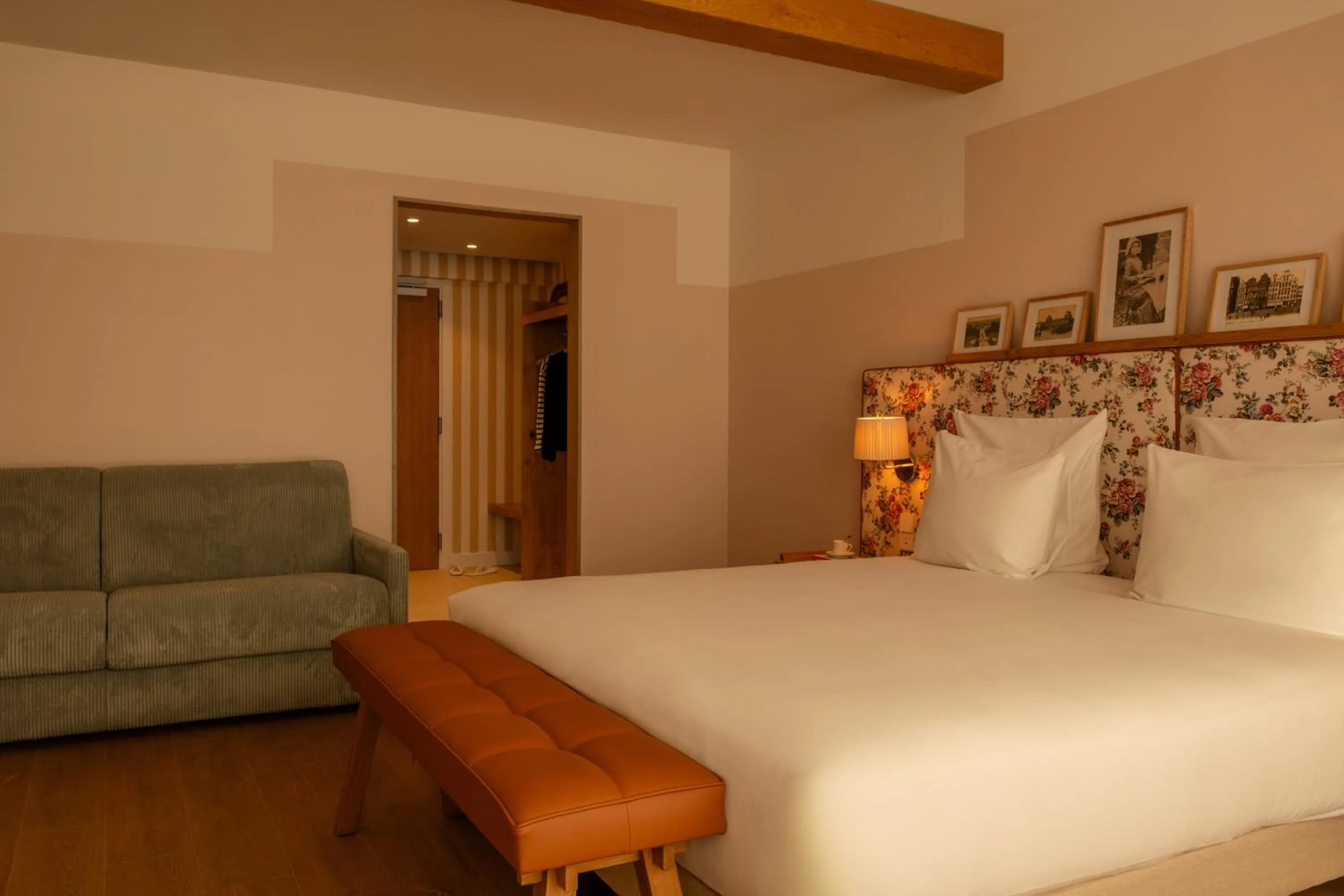 Photo of the whole room, Bed in 9Hotel Chelton