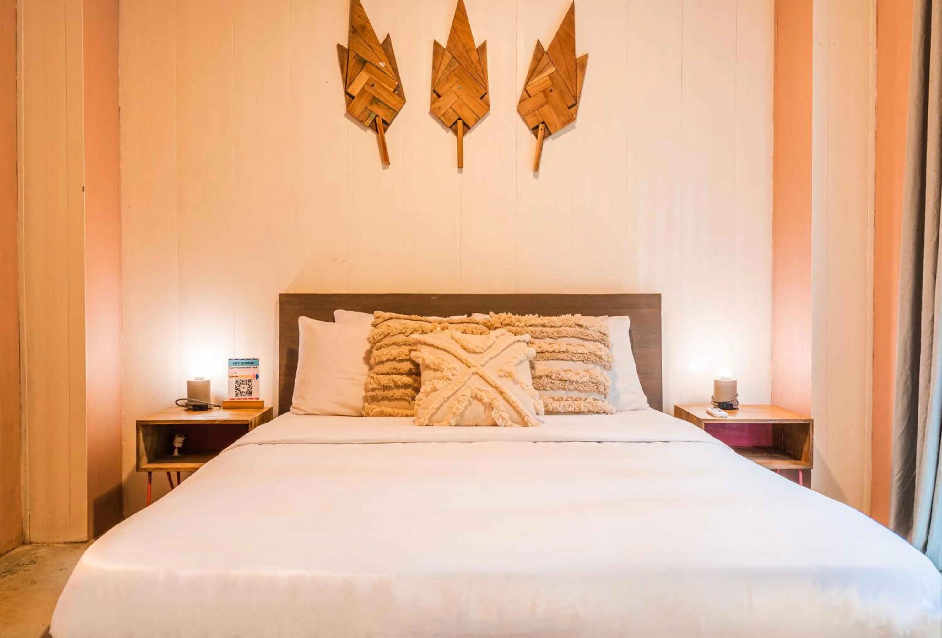 Bedroom, Bed in Selina Red Frog