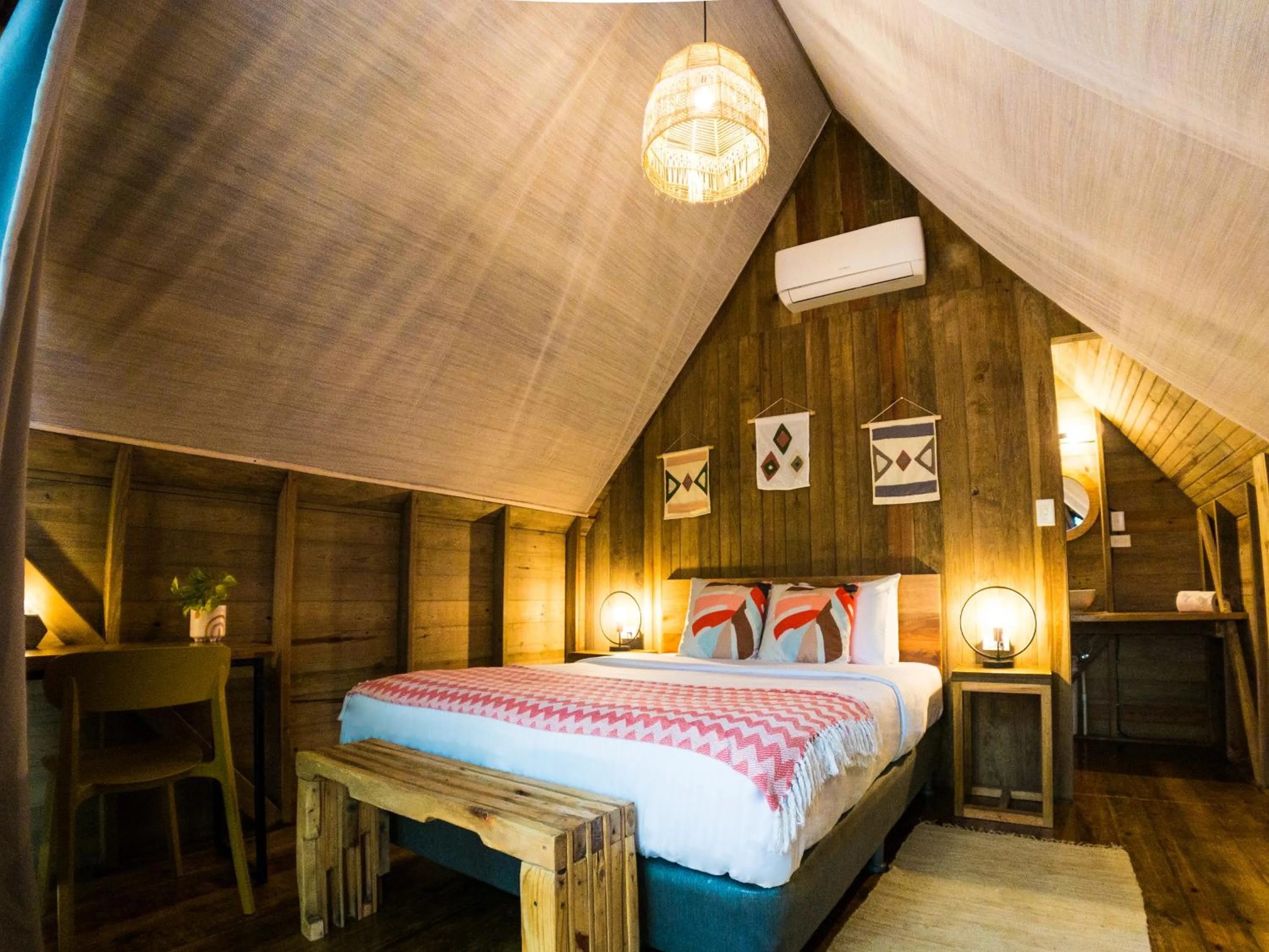 Bedroom, Bed in Selina Red Frog