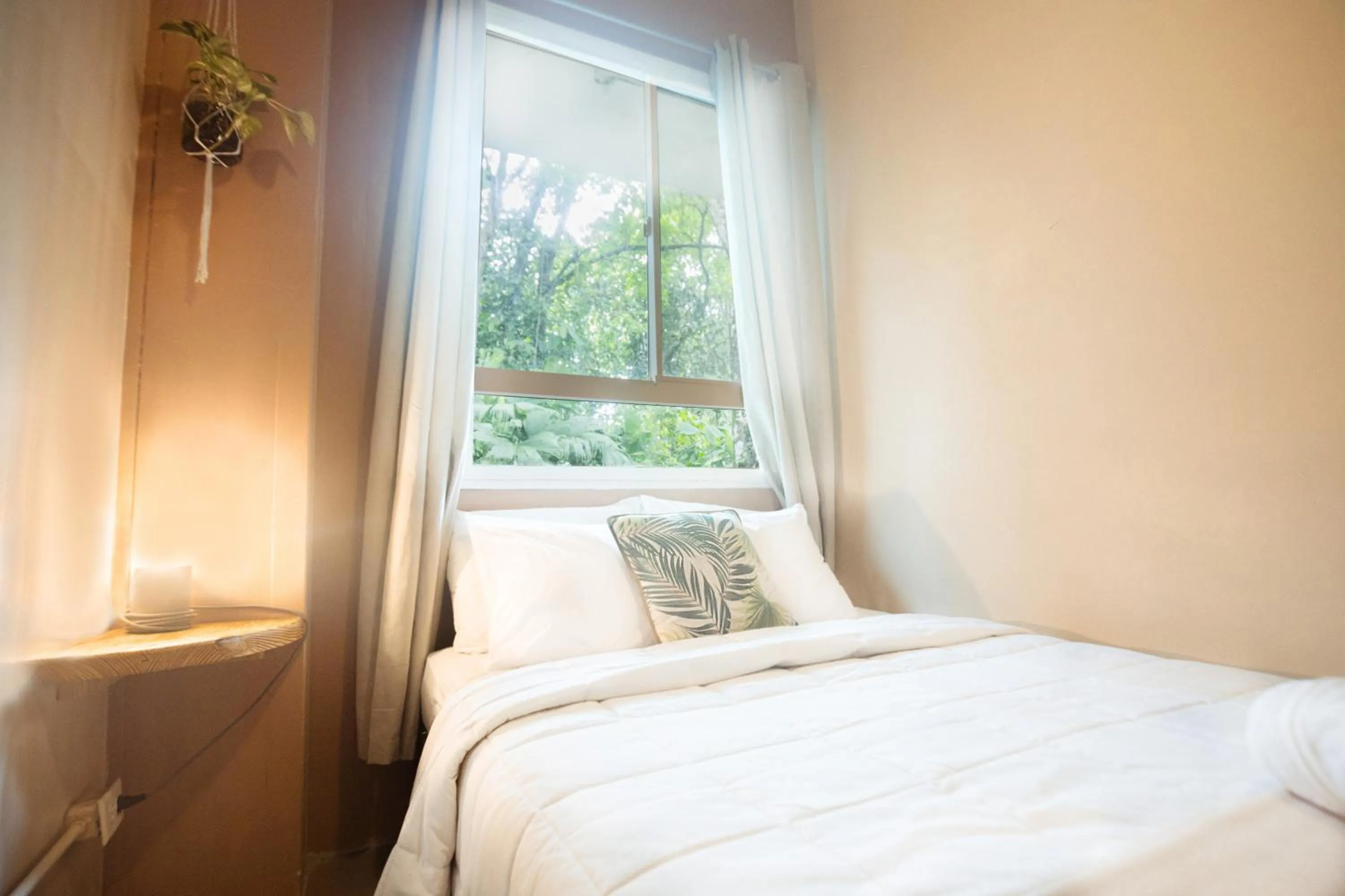 Bedroom, Bed in Selina Red Frog