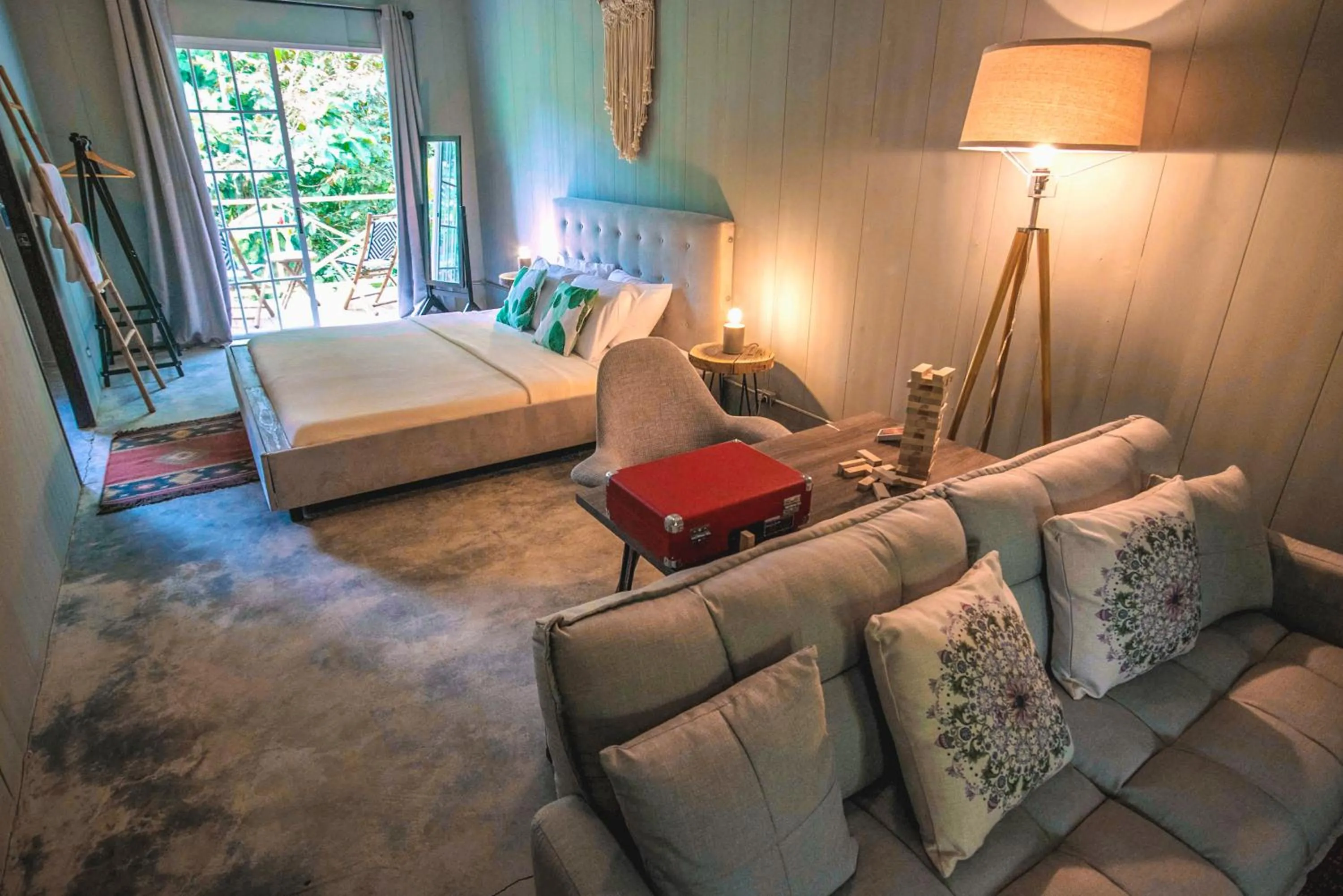 Photo of the whole room, Bed in Selina Red Frog