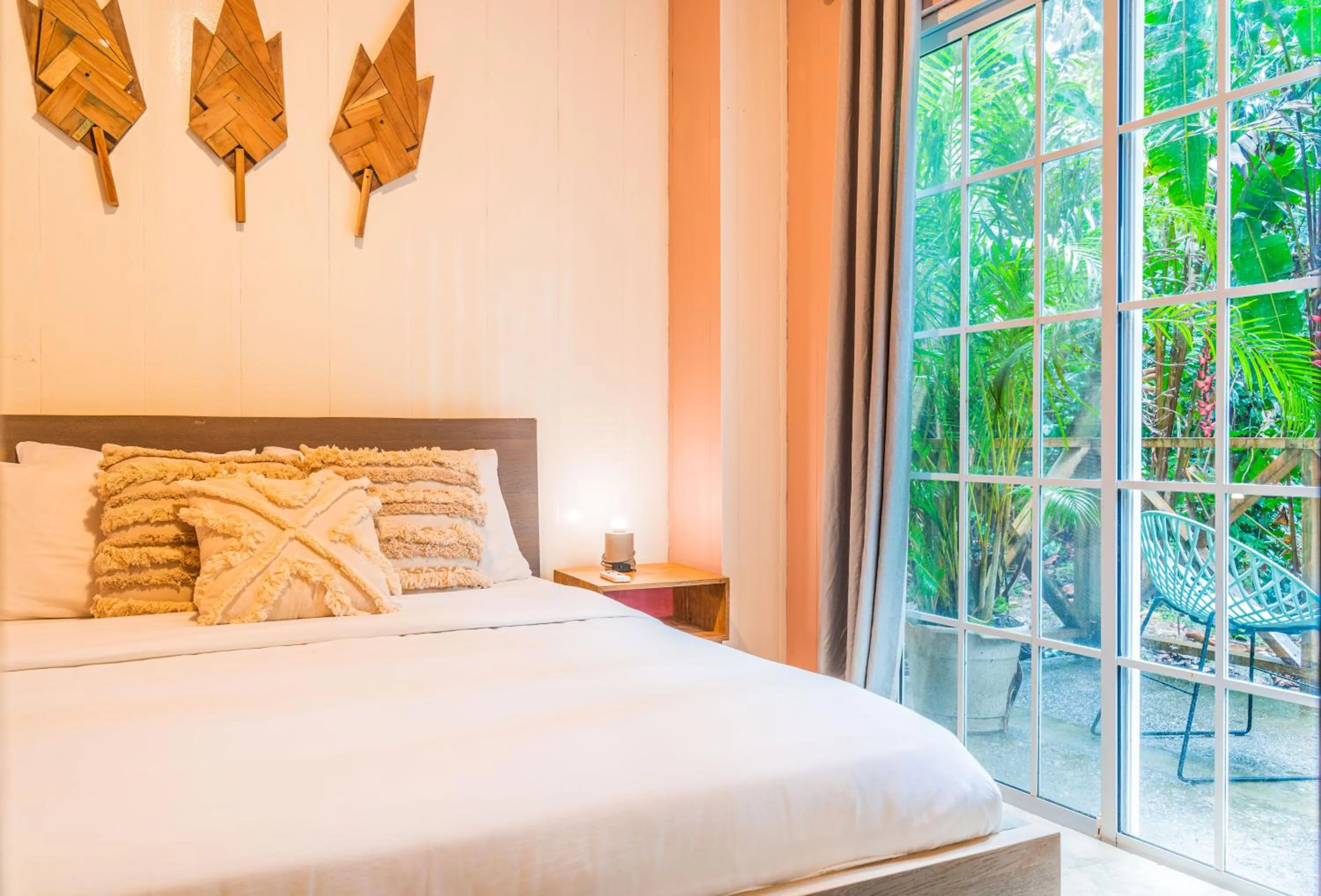 Bedroom, Bed in Selina Red Frog