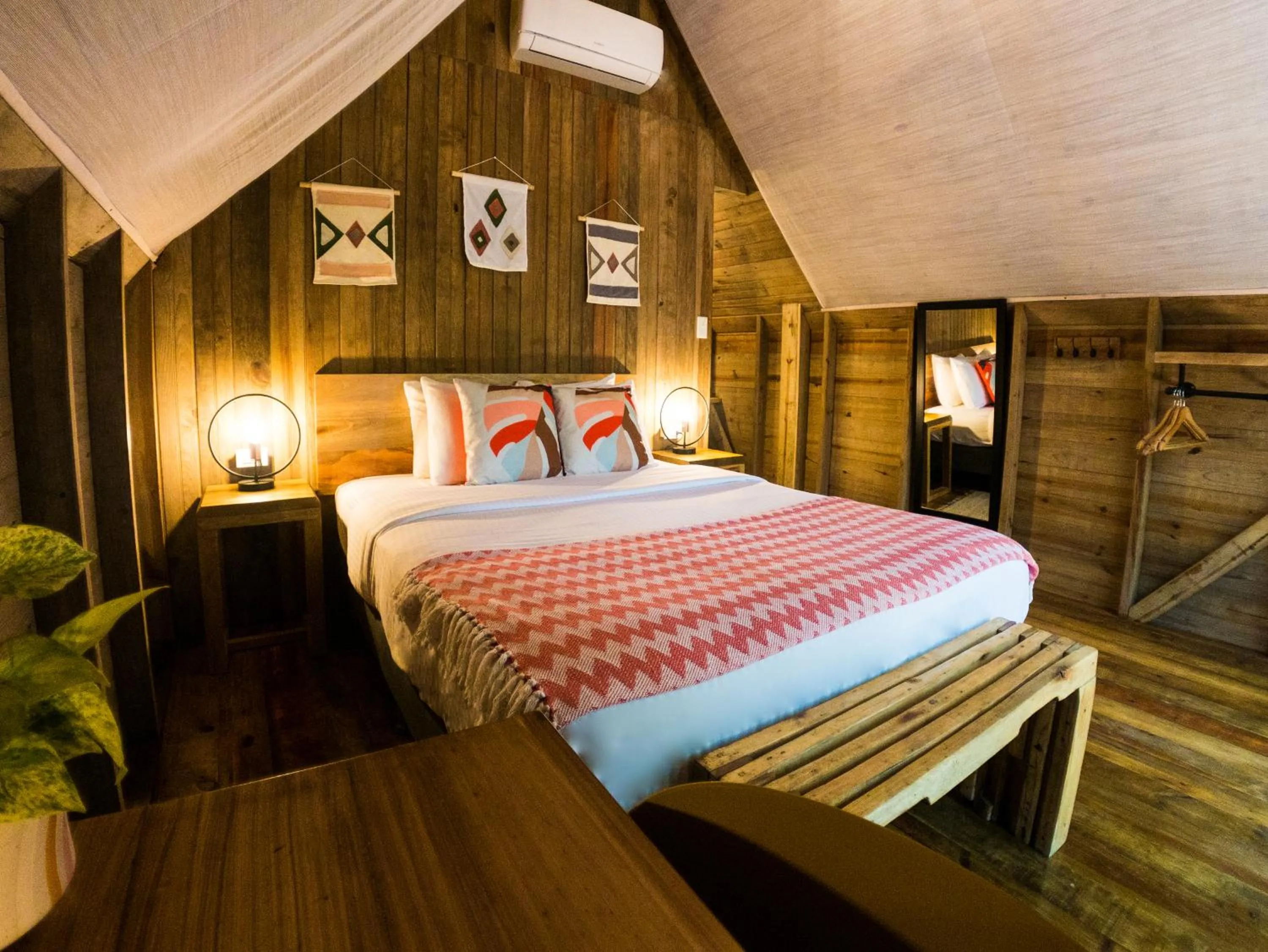 Bedroom, Bed in Selina Red Frog