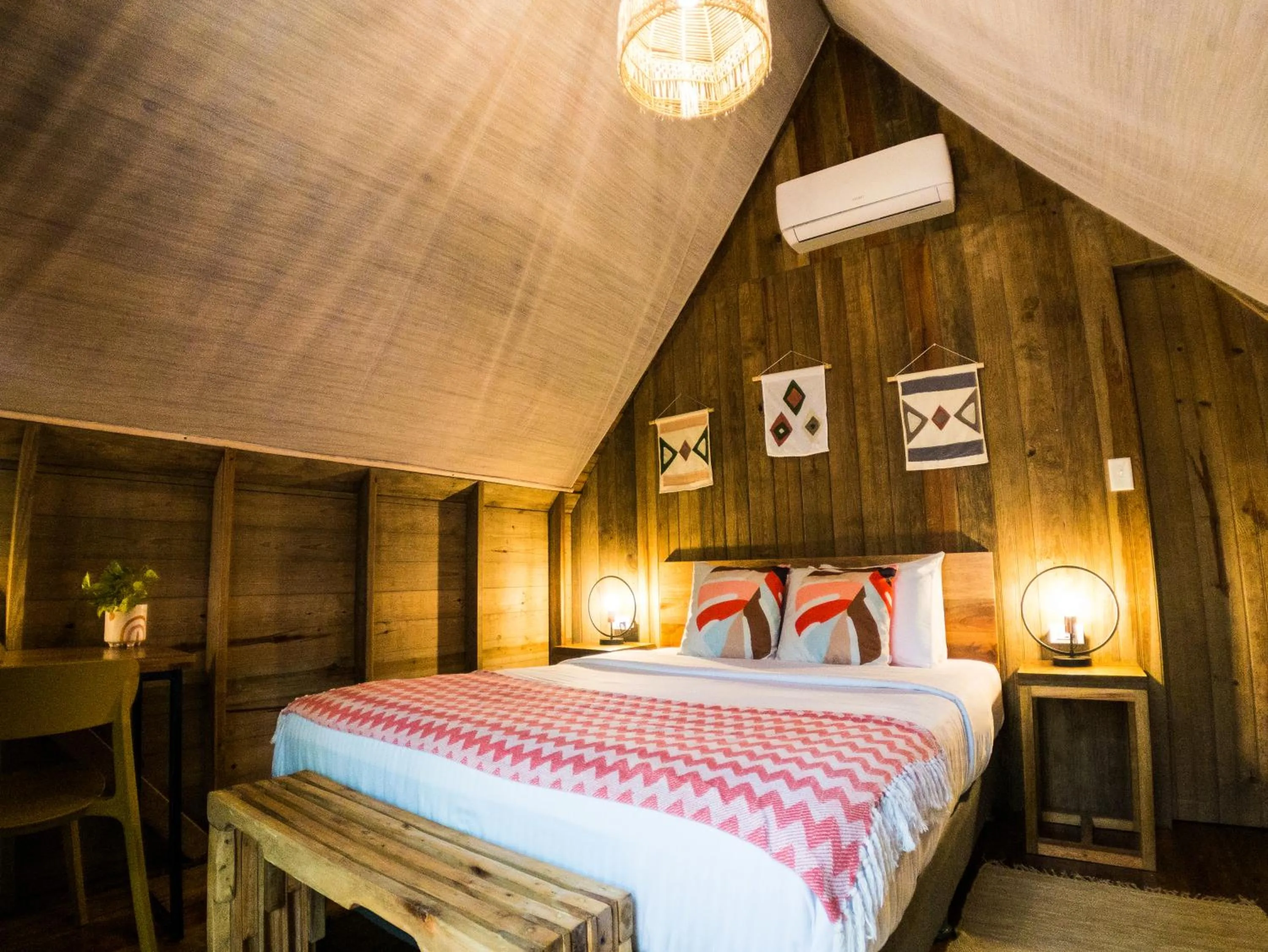 Bedroom, Bed in Selina Red Frog