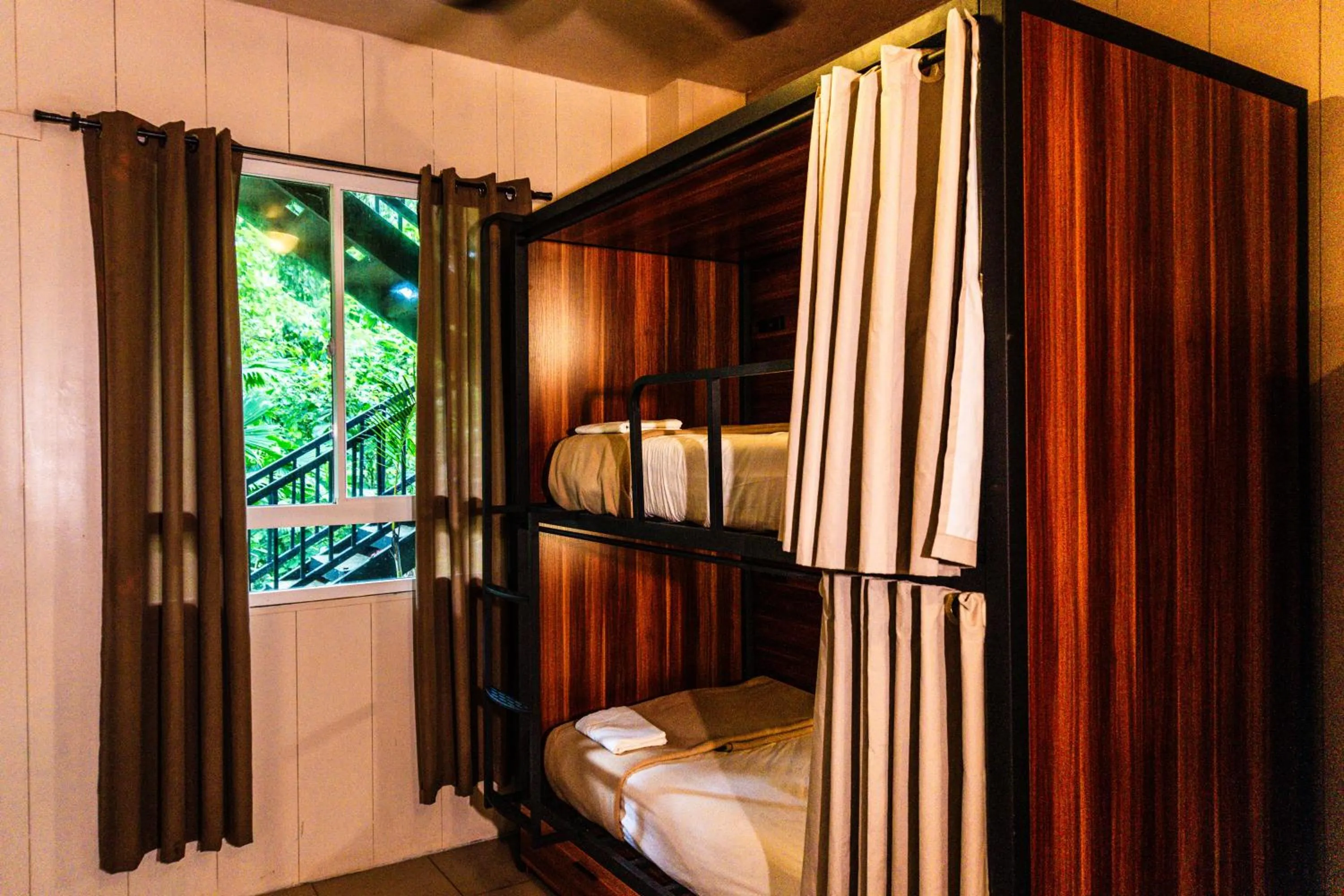 Bedroom, Bed in Selina Red Frog