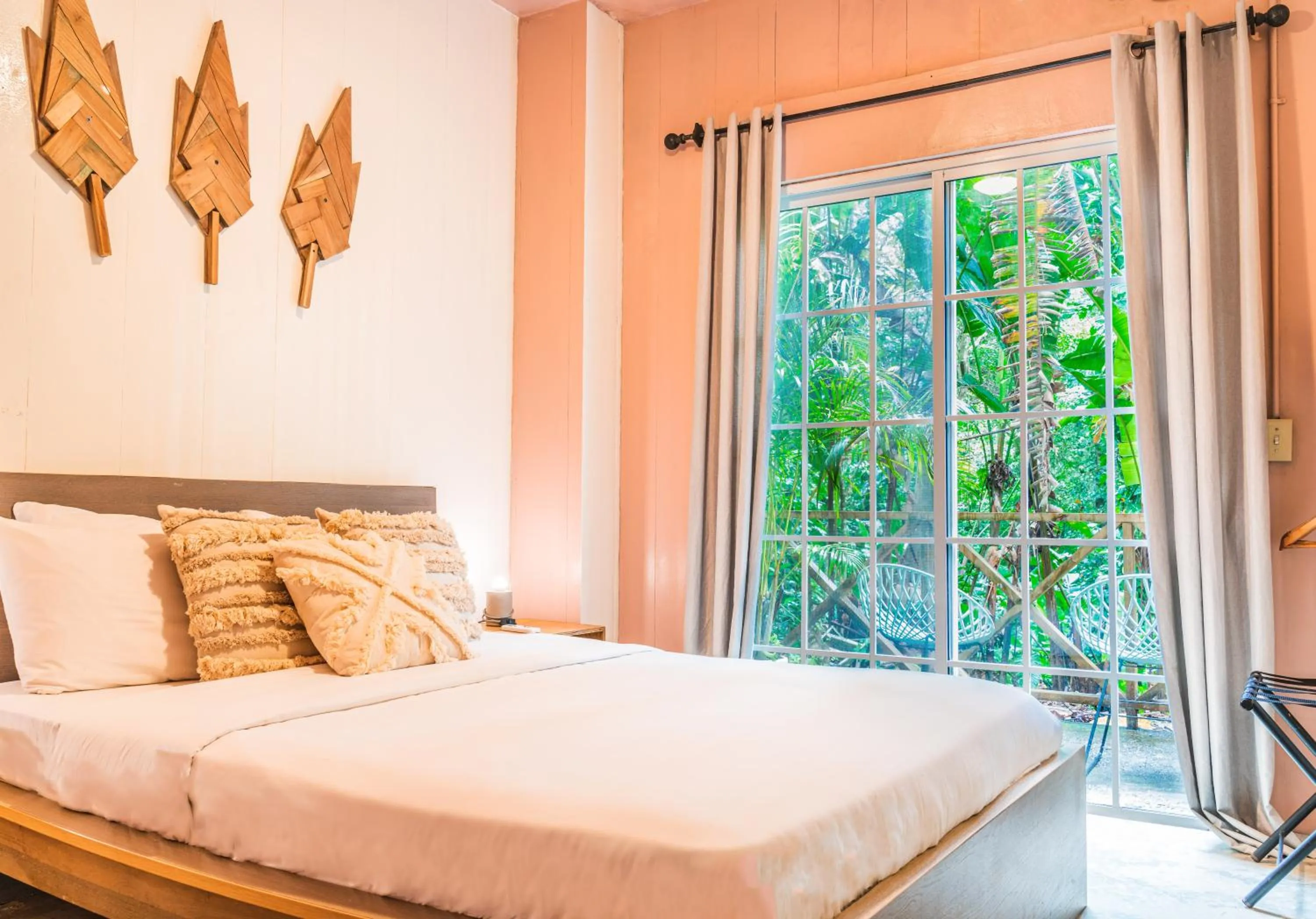 Bedroom, Bed in Selina Red Frog