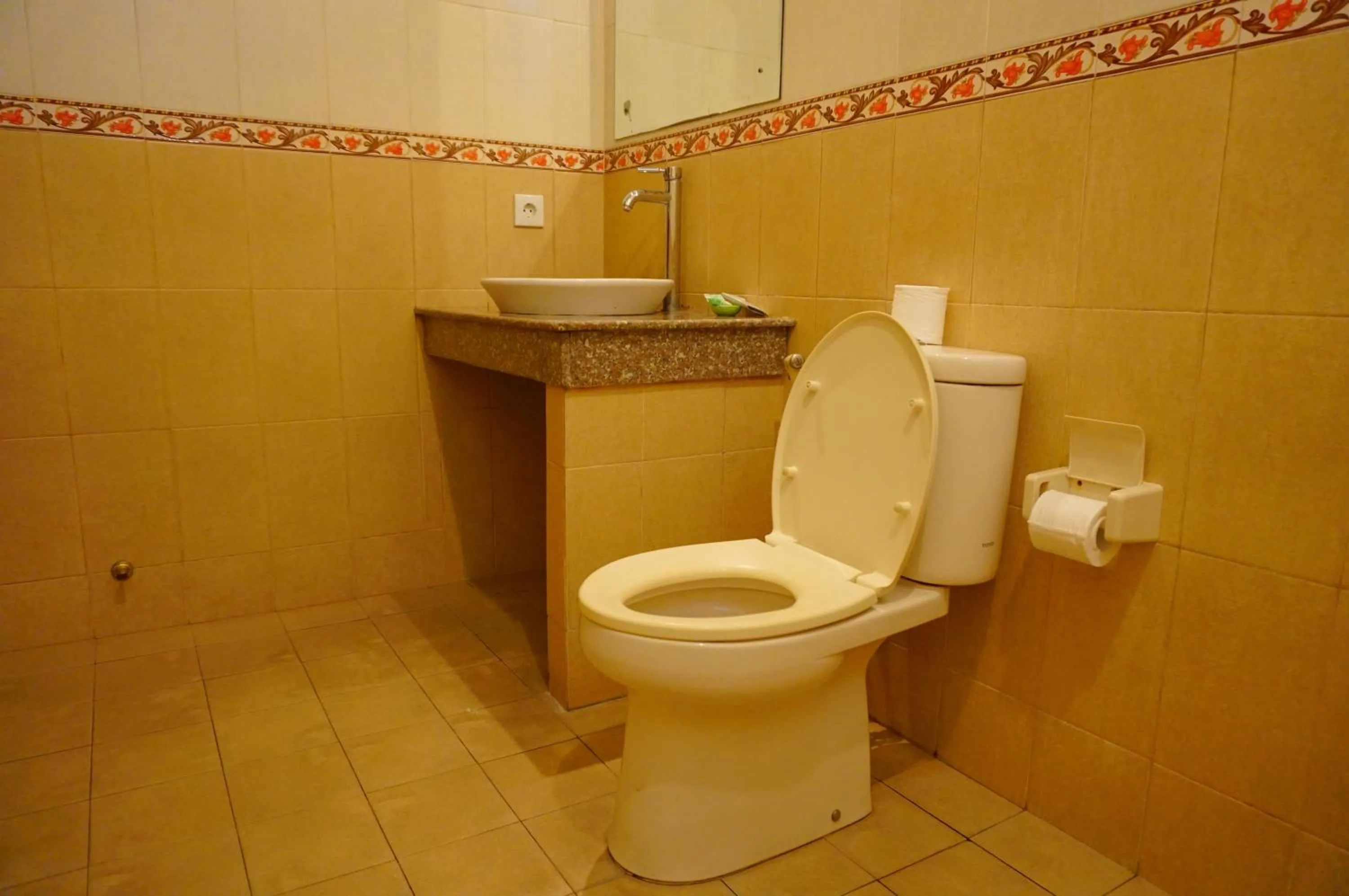 Toilet in Yulia 2 Homestay Sanur