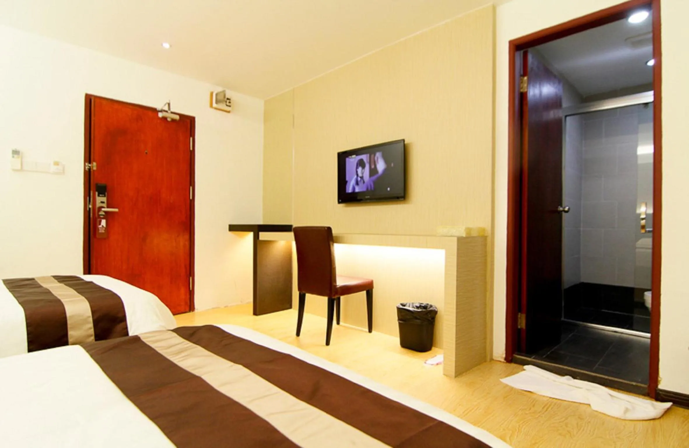 Seating area, Bed in Kingsley Hotel