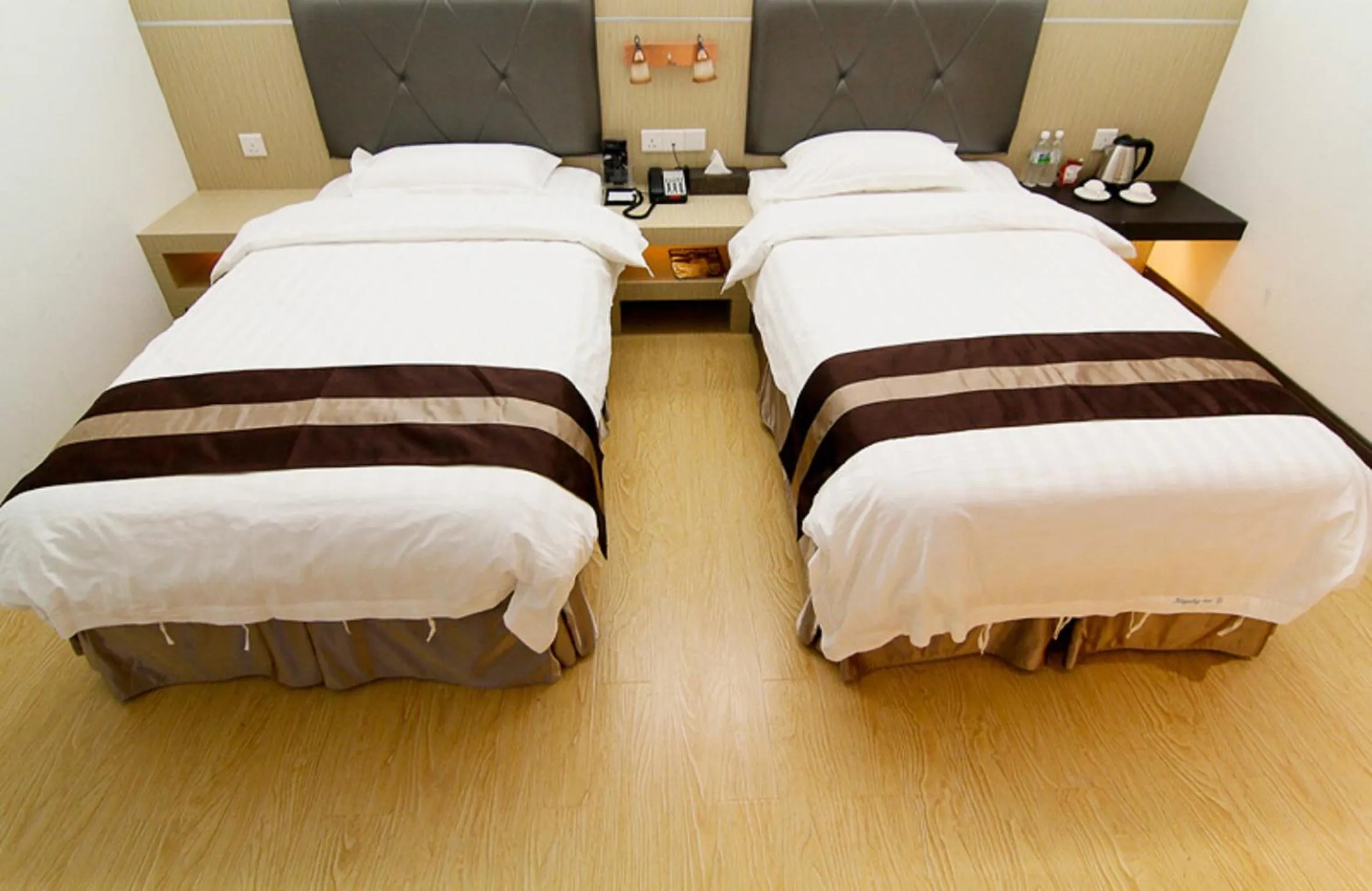 Bedroom, Bed in Kingsley Hotel