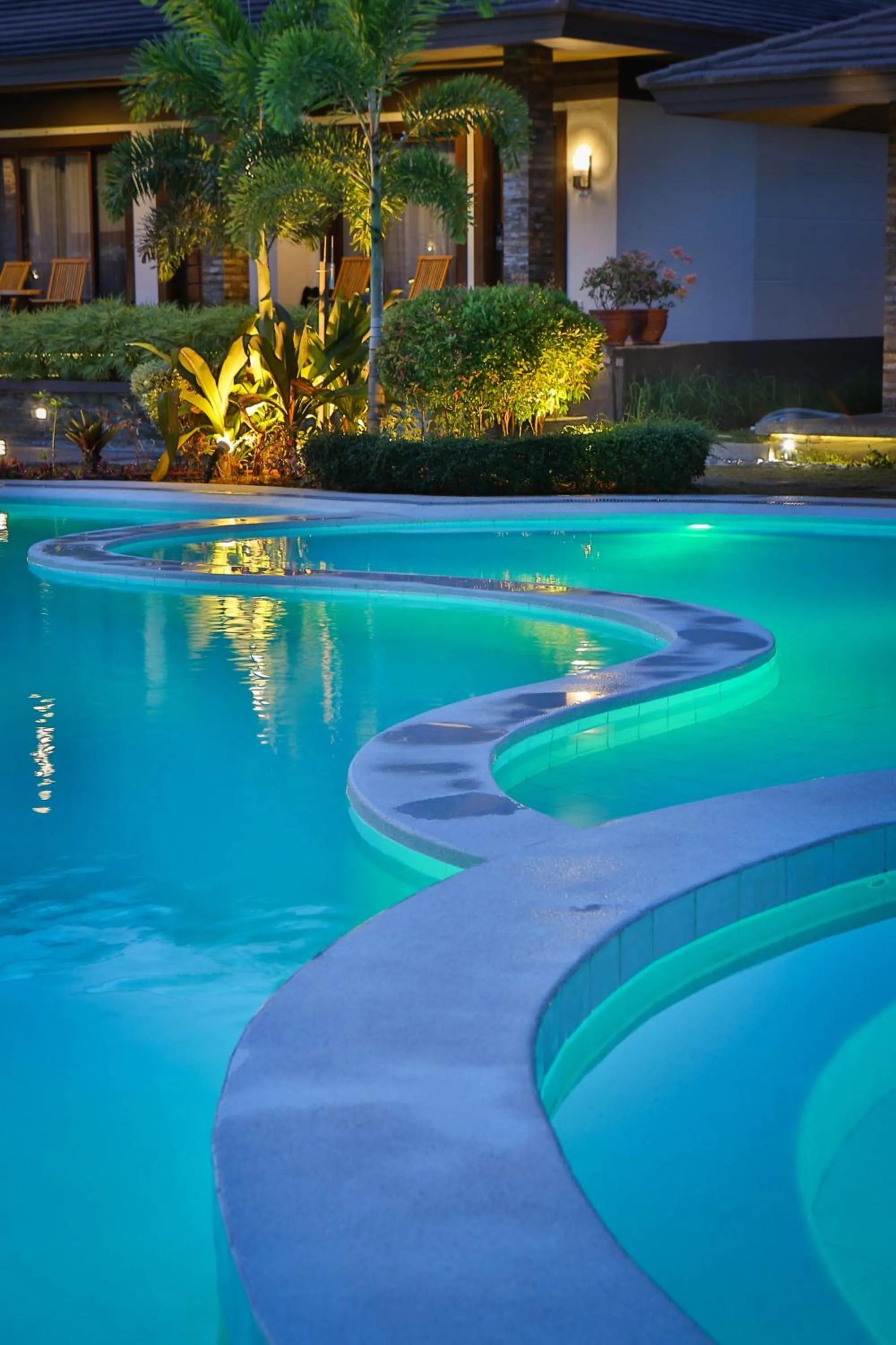 Swimming pool in Coron Soleil Express Hotel