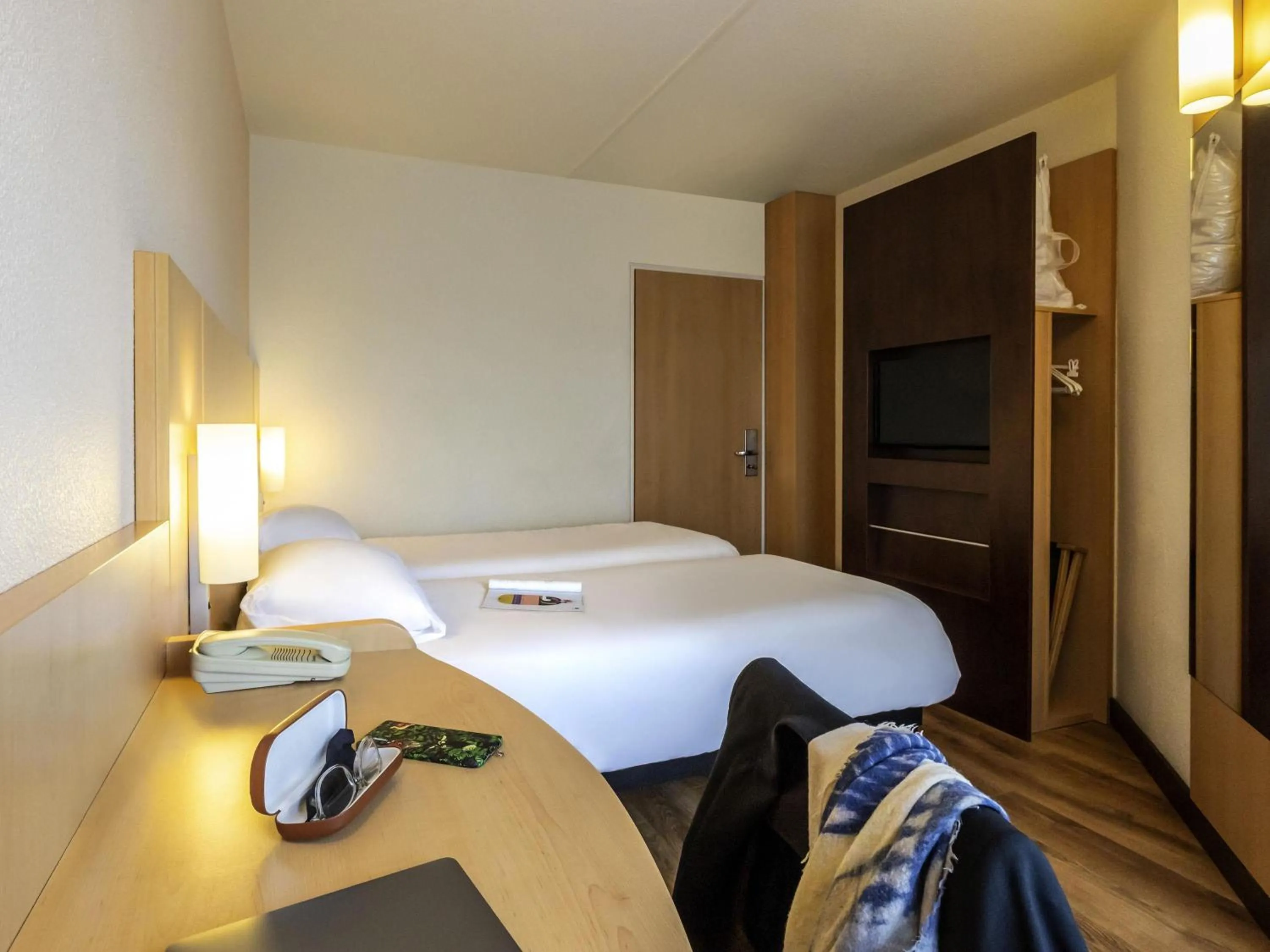 Bedroom, Bed in ibis Antwerpen Centrum
