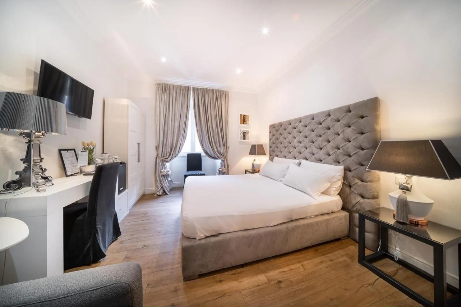 Bed in Vatican Chic B&B