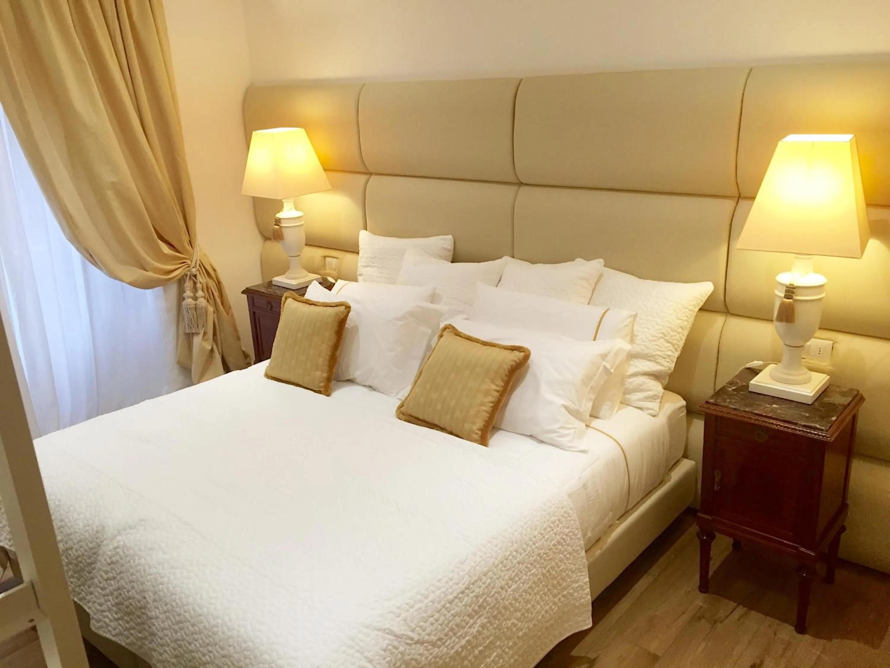 Bedroom, Bed in Vatican Chic B&B