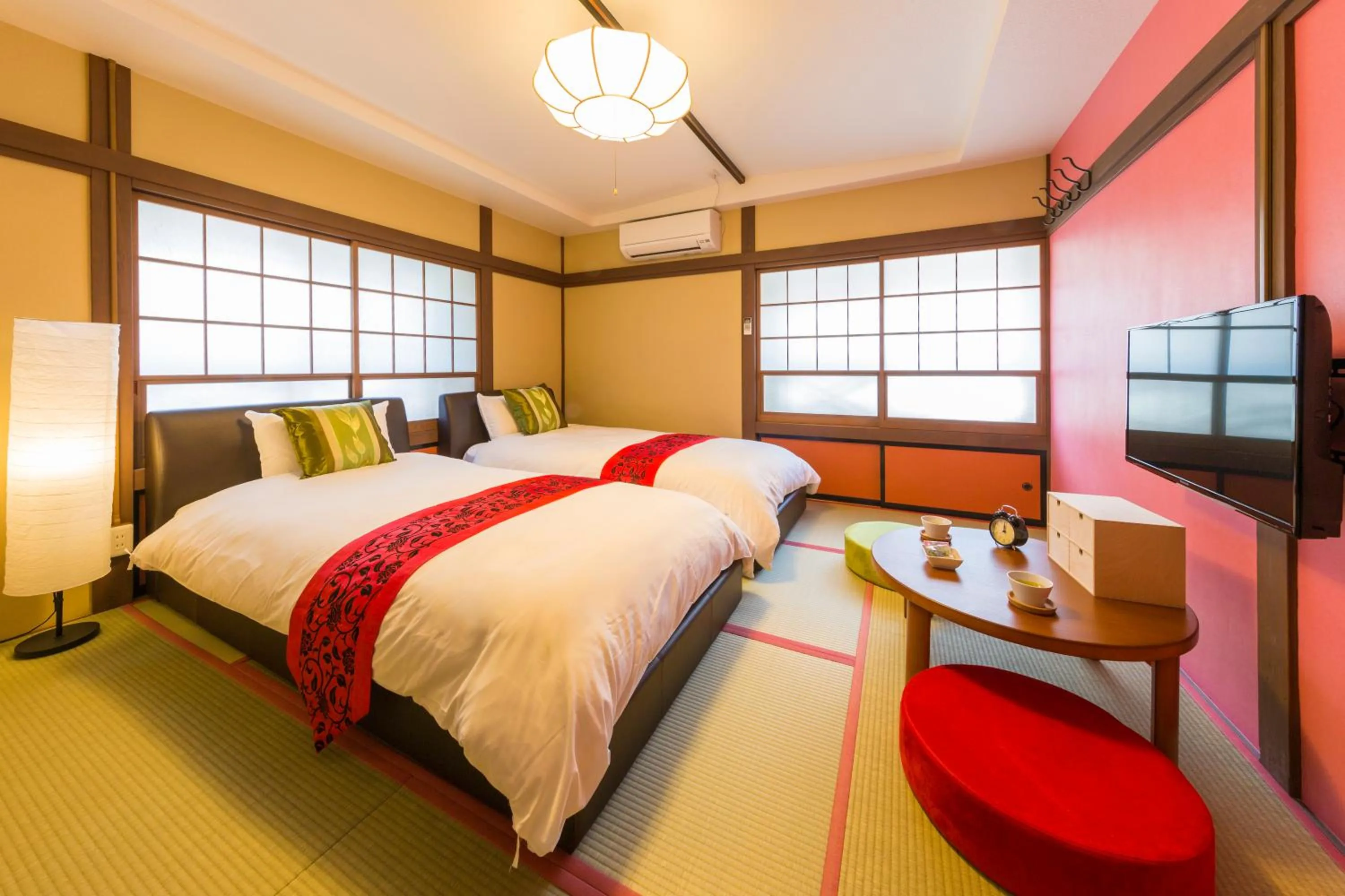 Photo of the whole room, Bed in Hanaingen