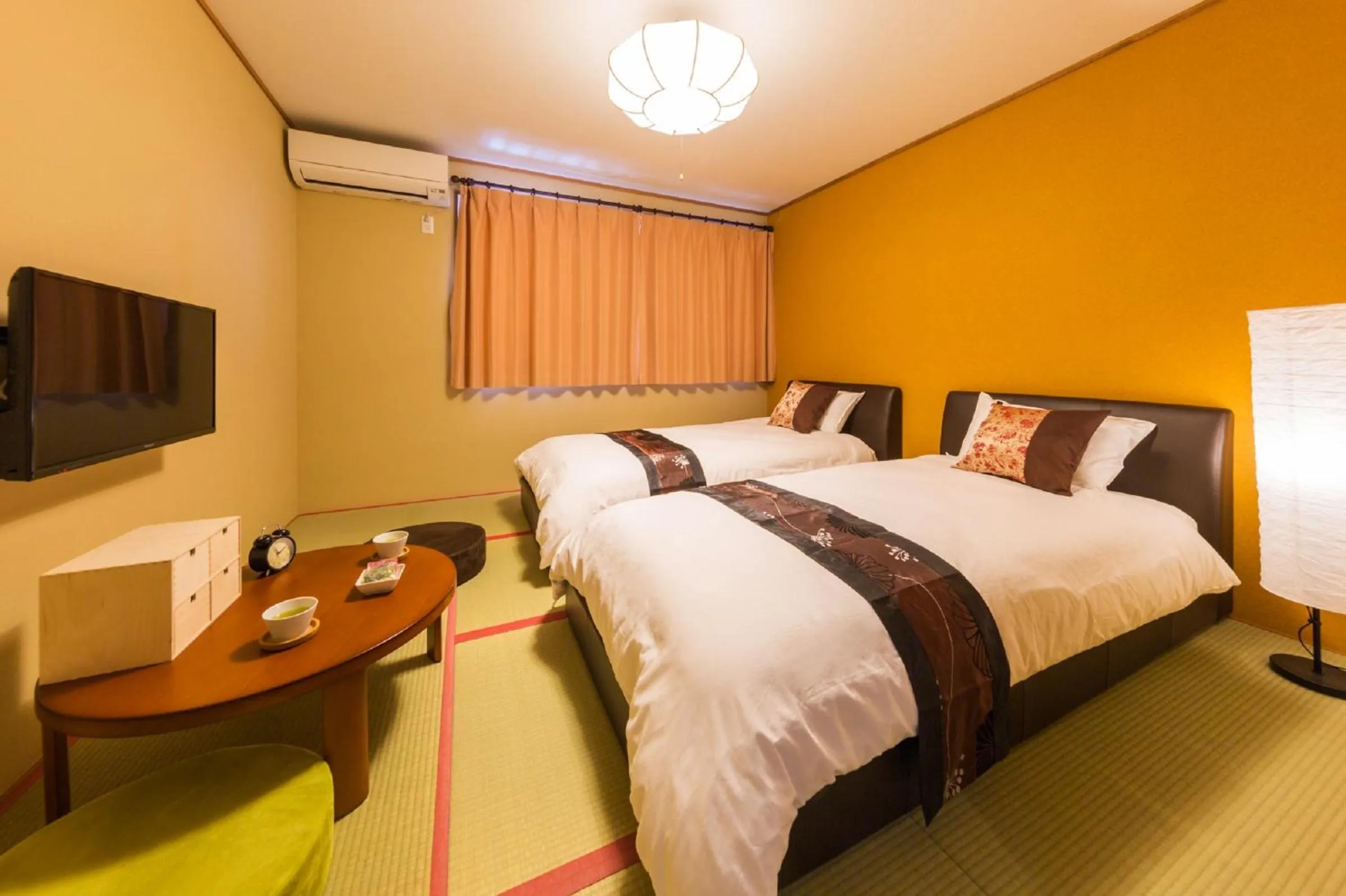 Photo of the whole room, Bed in Hanaingen