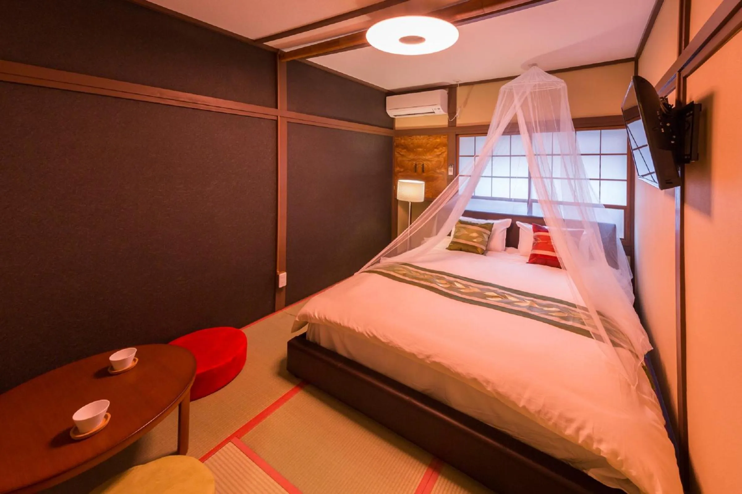 Photo of the whole room, Bed in Hanaingen