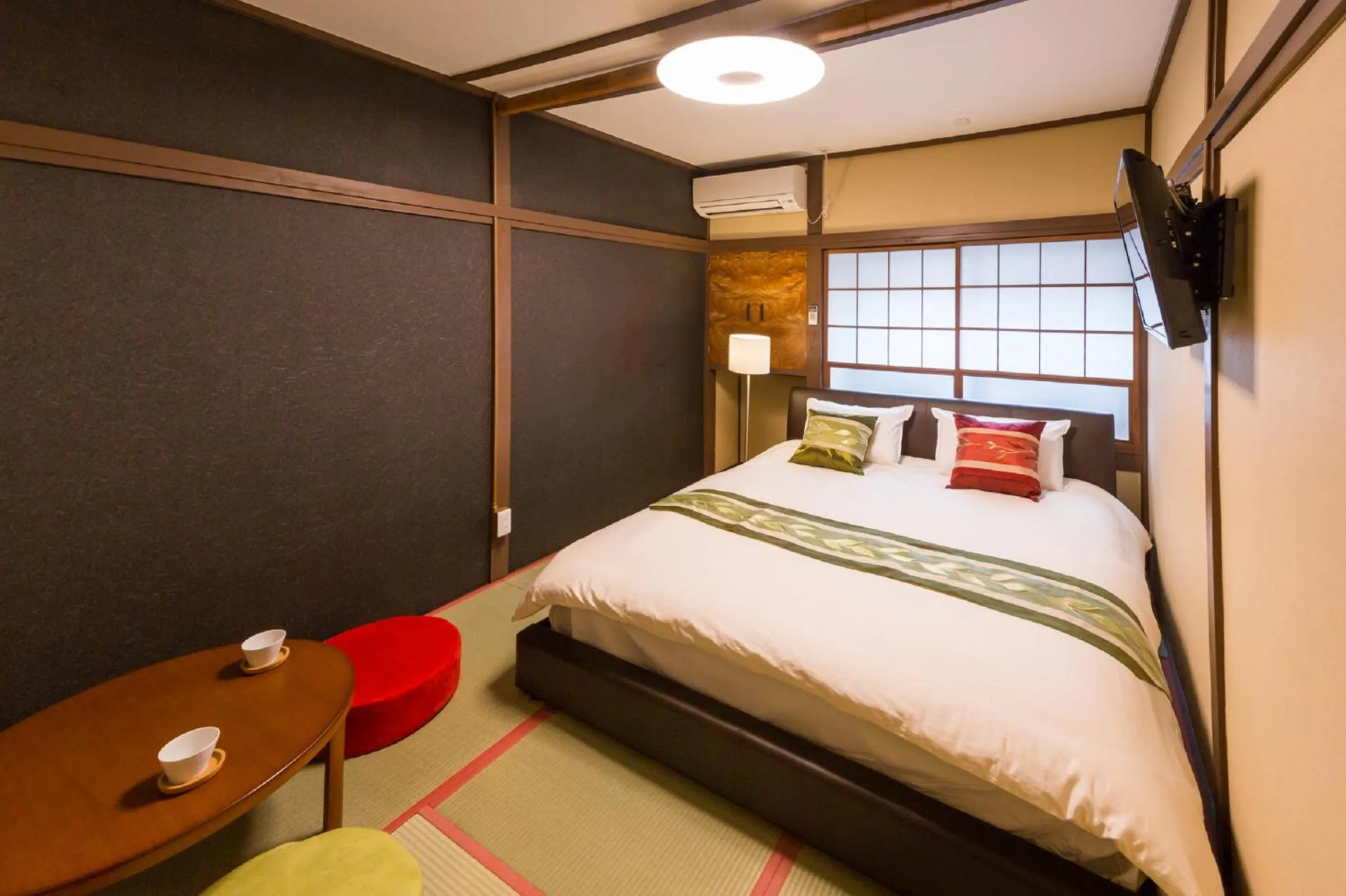 Photo of the whole room, Bed in Hanaingen