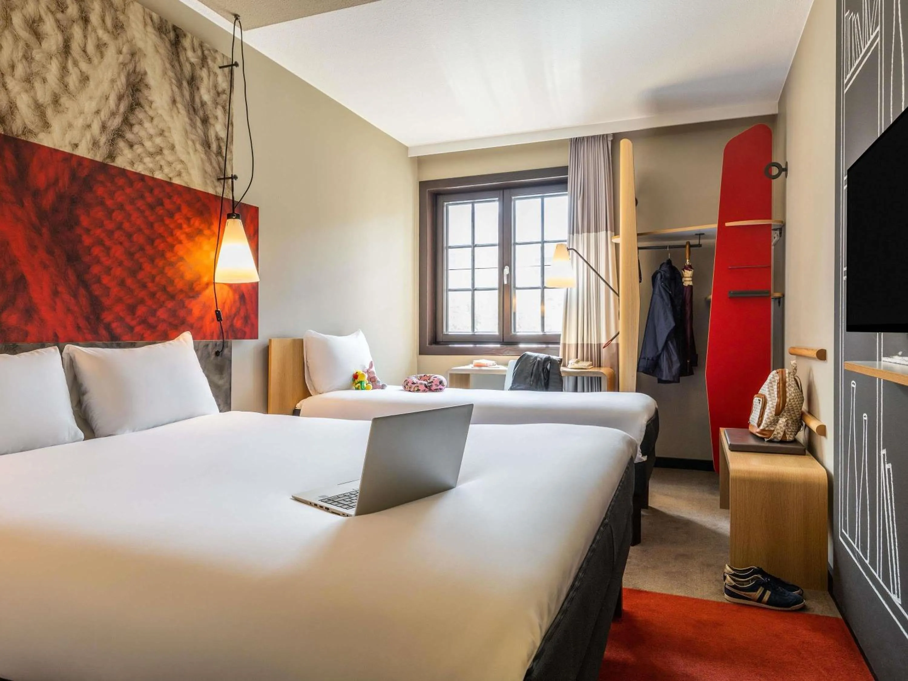 Property building, Bed in ibis Hotel Brussels off Grand'Place