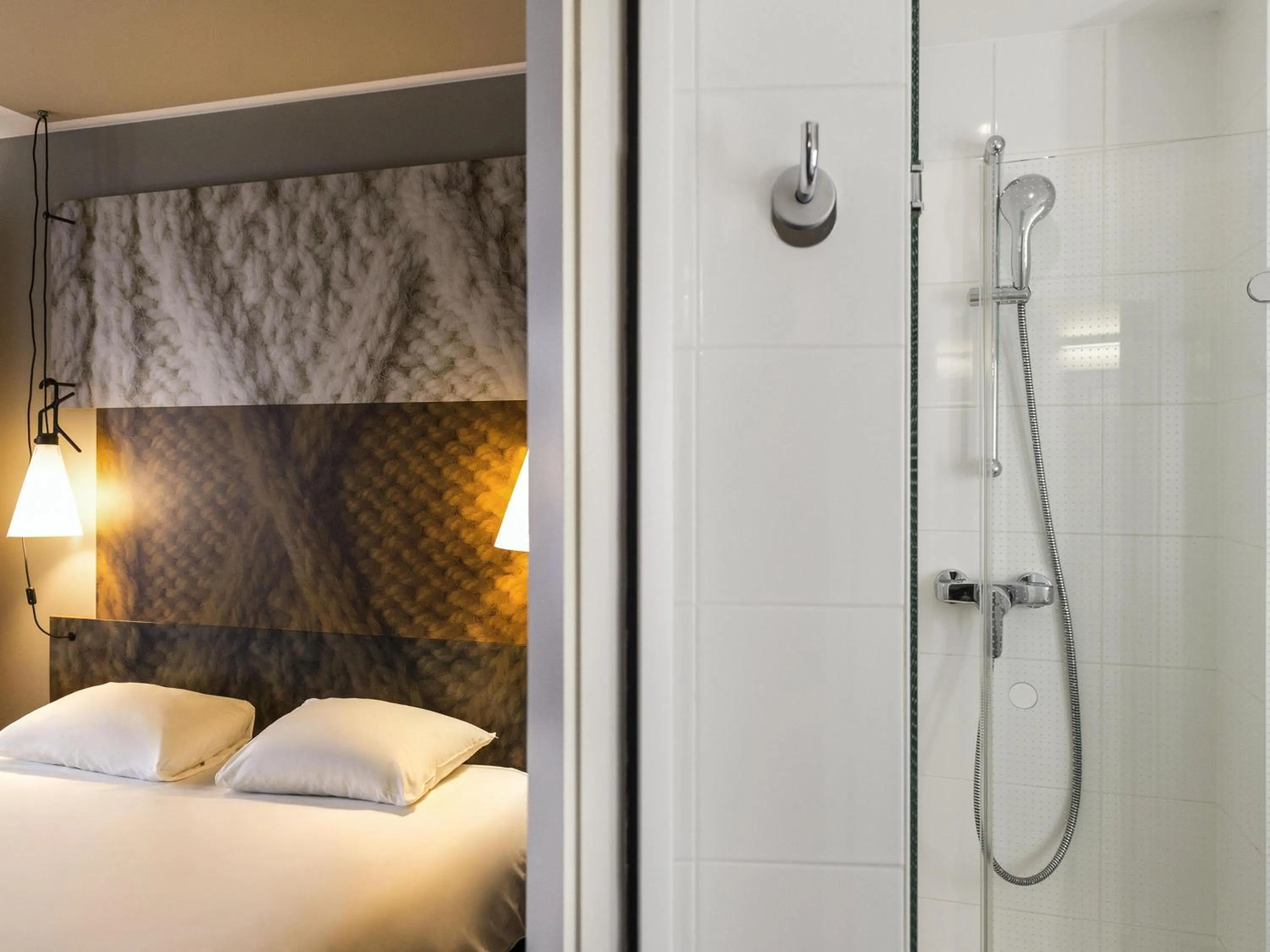 Bedroom, Bed in ibis Hotel Brussels Centre Gare du Midi