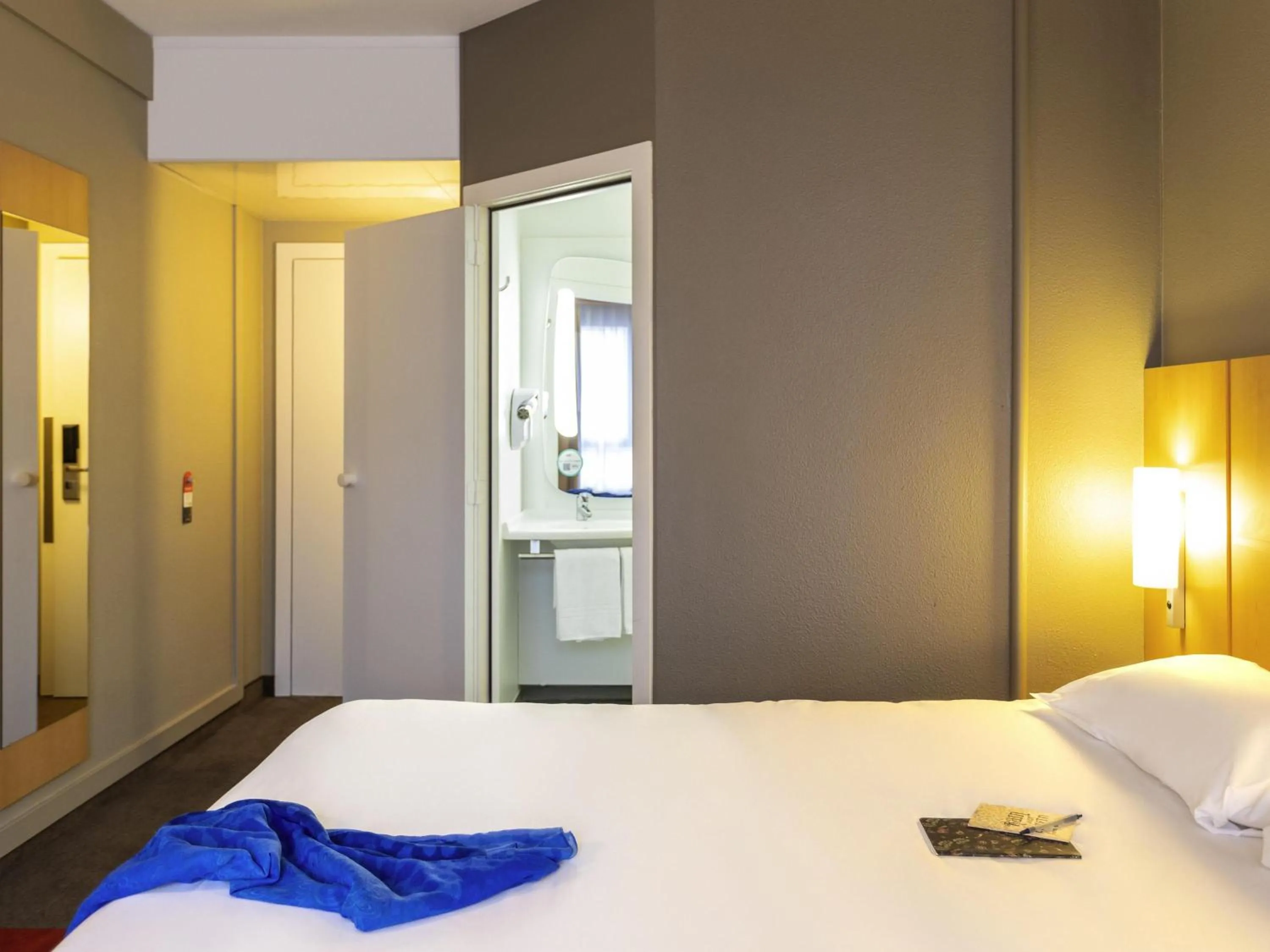 Bedroom, Bed in ibis Hotel Brussels Centre Gare du Midi