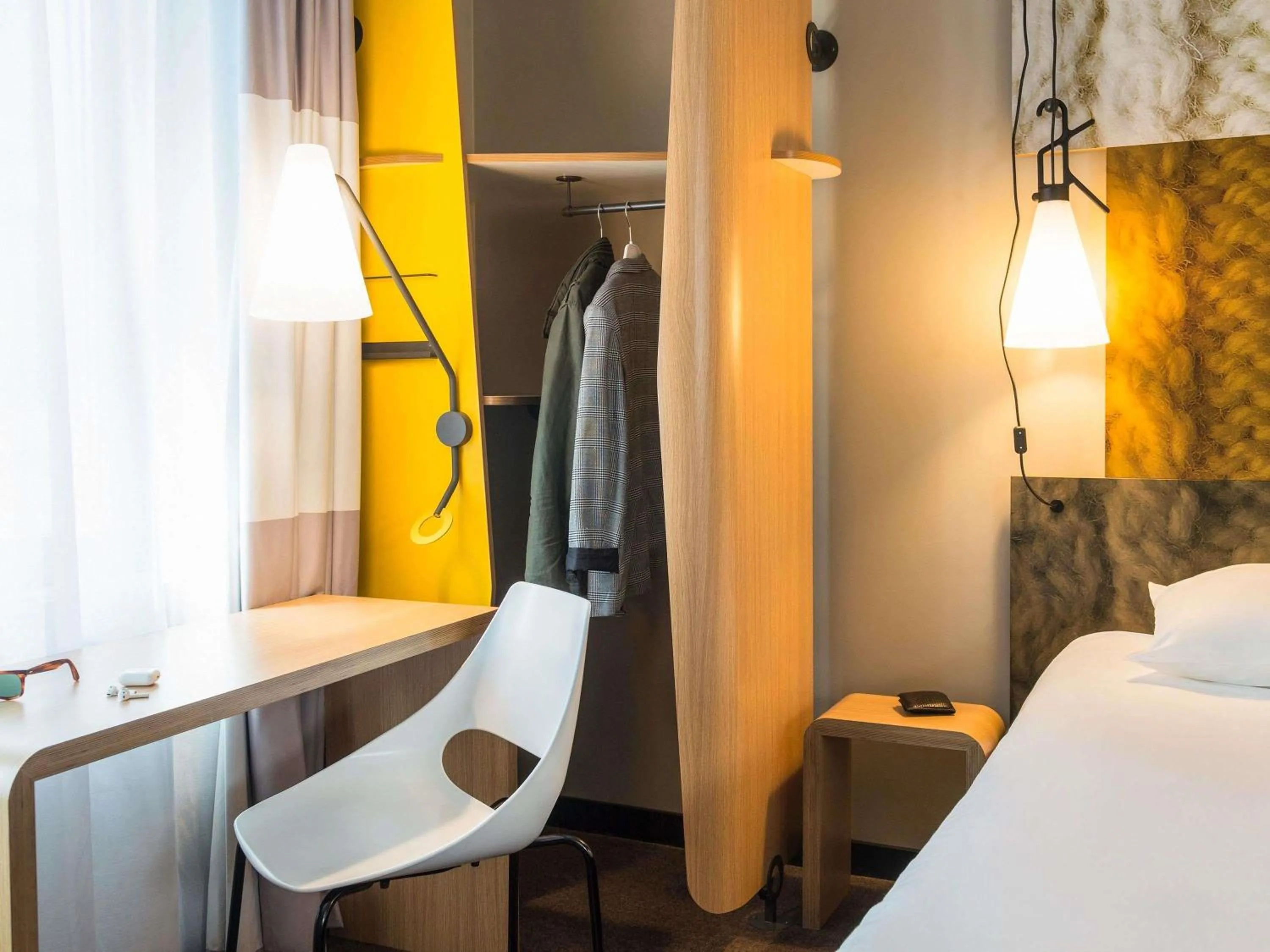 Property building, Bed in ibis Hotel Brussels Centre Gare du Midi