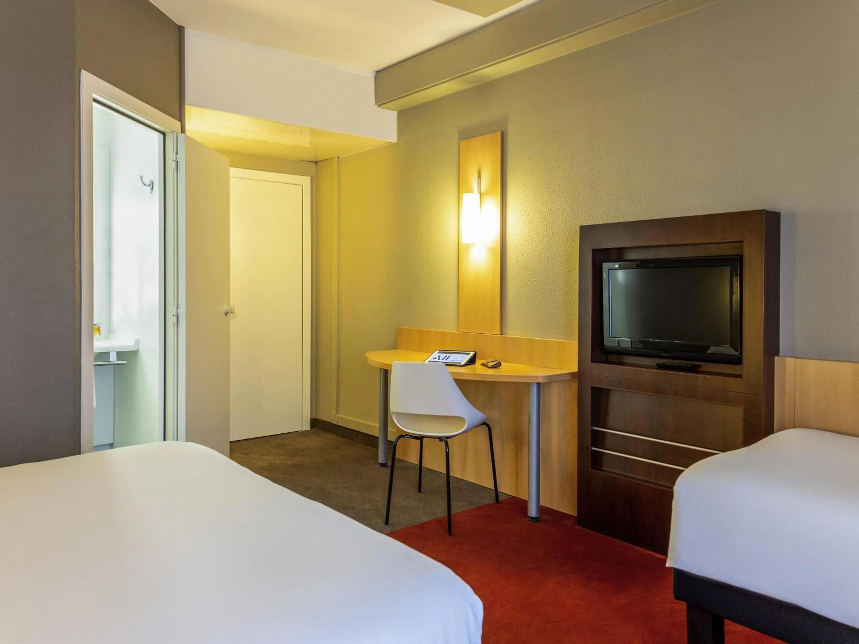 Bedroom, Bed in ibis Hotel Brussels Centre Gare du Midi