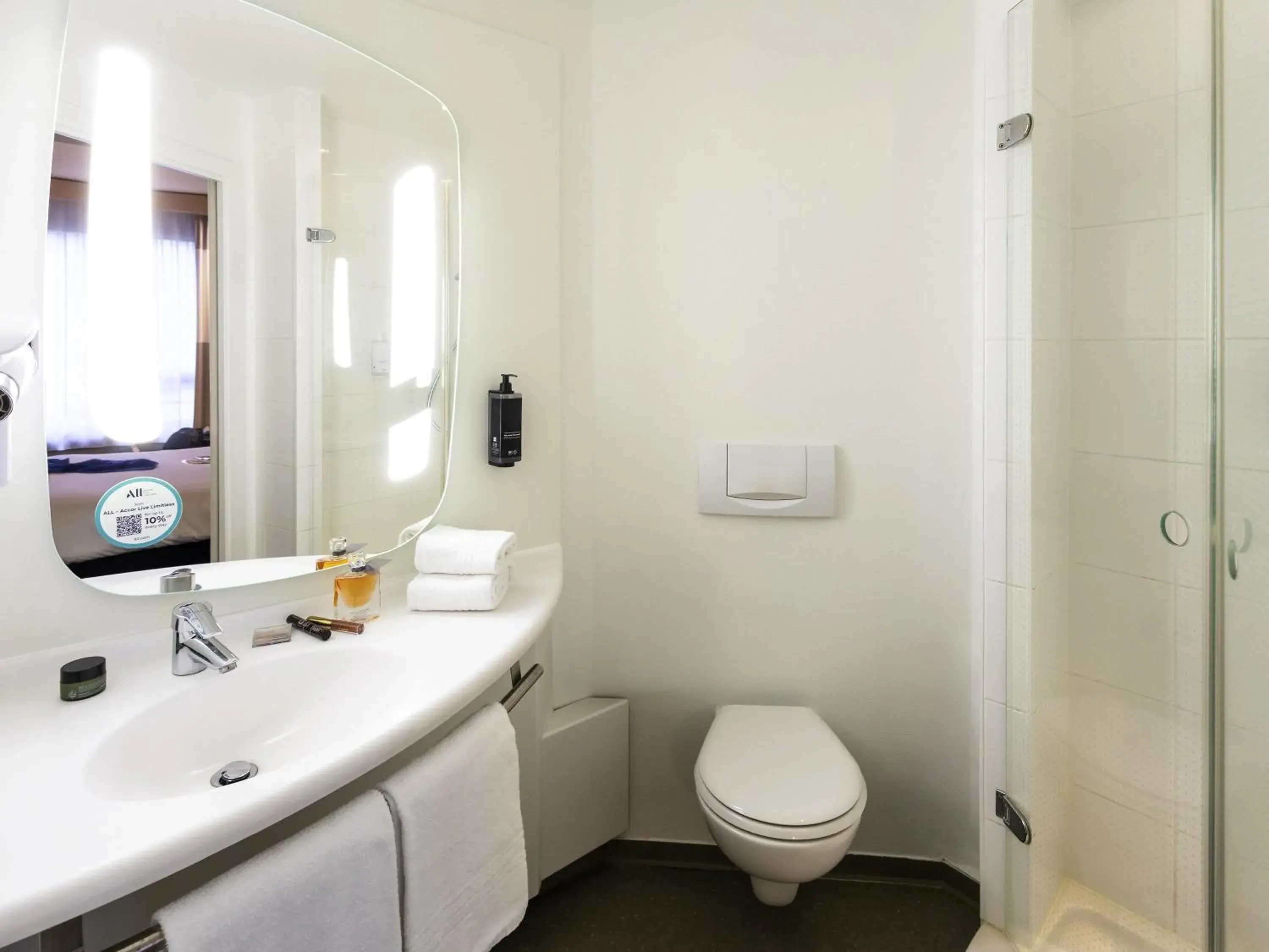 Triple Room with One Double Bed and One Single Bed in ibis Hotel Brussels Centre Gare du Midi Triple Room with One Double Bed and One Single Bed in ibis Hotel Brussels Centre Gare du Midi